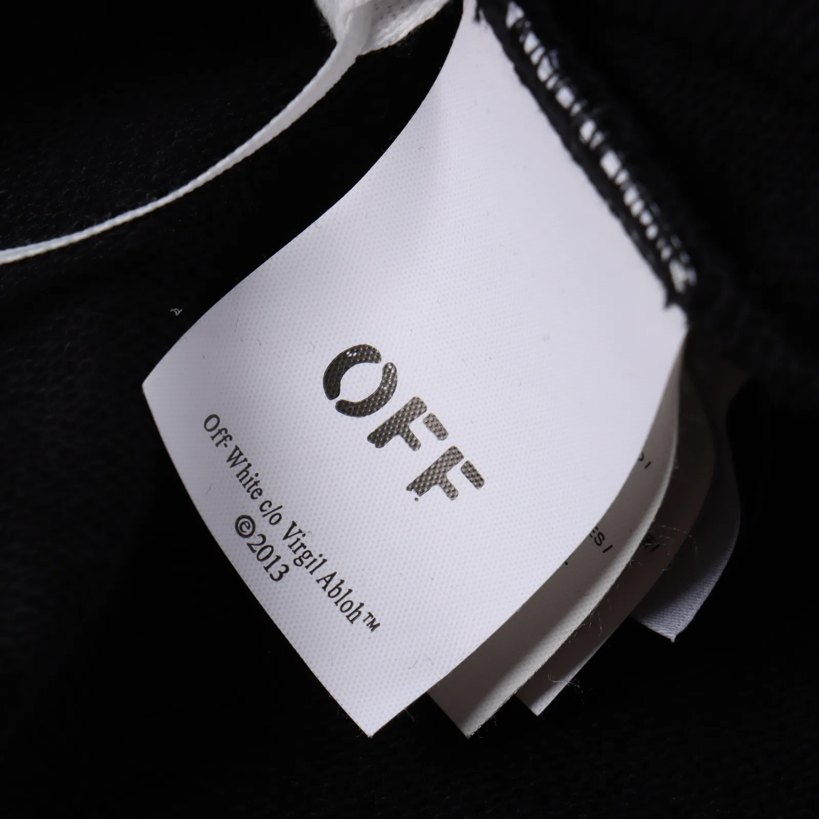 off ow white 純黑刺繡連帽衛衣 採用定制260克32織純棉雙紗面料,坯布兩次水洗預縮定型,(預縮定型後能保證衣服不再次縮水變型),經典OS版型,通肩條,大落肩,微廓形,下擺開叉,1*1羅紋刺繡工藝:採用日本進口百靈達繡花機,齒輪走線,立體感極強,高密度飽滿刺繡,手感柔軟,整件衣服用了17萬多針,絕對的重工款!