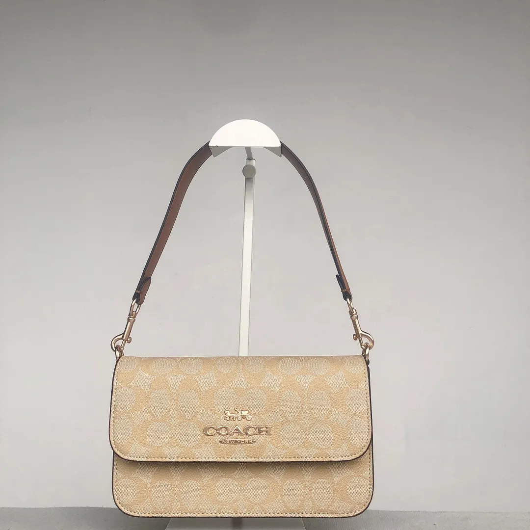廠價 coach蔻馳代工廠出品渠道貨正品對版 款號：CA529  Coach Brynn 腋下包  手提包隱藏式推壓扣閉合設計 包身線條簡潔，款式簡約大方 風格經典考究又不落俗套 硬挺結構更顯利落   雙肩帶都可拆卸 各有百搭風格 短肩帶 腋下背法 長肩帶單肩斜挎 超級百搭  老花經典材質 耐磨不易髒 尺寸：23*14*7.5 cm