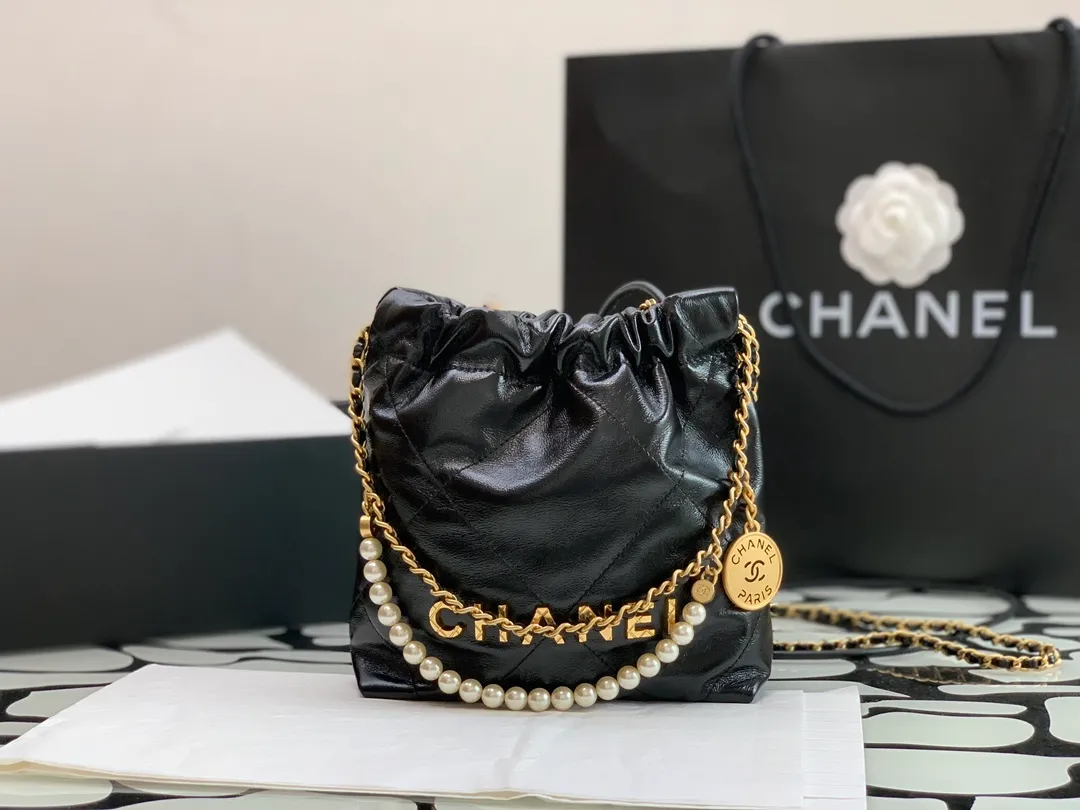 現貨23smini 22bag珍珠款❤️這是我這季裡面最最最最最最最期待喜歡的一款了❤️🔥火遍全網🔥太絕了❗️一包難求❗️巨好看巨種草，呼聲最高🤟🤟這款增加了珍珠元素，讓22bag散發少女活力，時髦度最高，可愛俏皮小巧精緻不在話下💖💖吸睛度100%🫶鏈條太🉑️了，五金穿皮鏈條⛓️➕皮繩鏈條，細節感滿滿🫶一包多用，可斜挎可手提可雙肩背哦，也可使用調節扣，就可以把它變為腋下包的背法🫡🫡簡直太完美了🫣日常出門的隨身小物品都可以放可以攜帶，完全不怕不夠用❗️❗️寶寶們快閉眼入吧🤟🤟🤟（23*18.5*6cm）99240