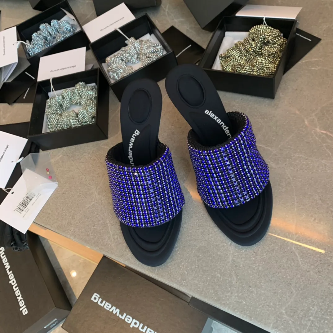Alexander Wang AW亞力山大王高跟涼拖AW2021新款滿鑽魚嘴高跟拖鞋，鞋面進口原廠超閃水鑽，內裡進口萊卡布料，墊腳萊卡布料，凹凸有致的按摩墊腳，走多少路都不累腳，原版高密度真皮大底，跟高10.5cm、彩鑽：白色 藍色 黃色 紅色，size：35-36-37-38-39-40-41-42試穿正碼 原盒包裝