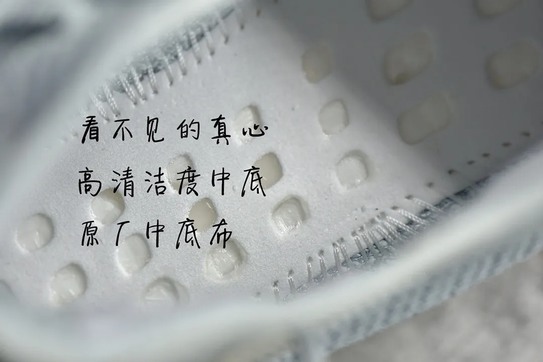 🔻獨家原廠中底布 背面高亮度 正面清潔度還原公司 Yeezy 350V2 Cloud white 新冰藍/泛藍限定 滿天星 月底發售 穿著前面