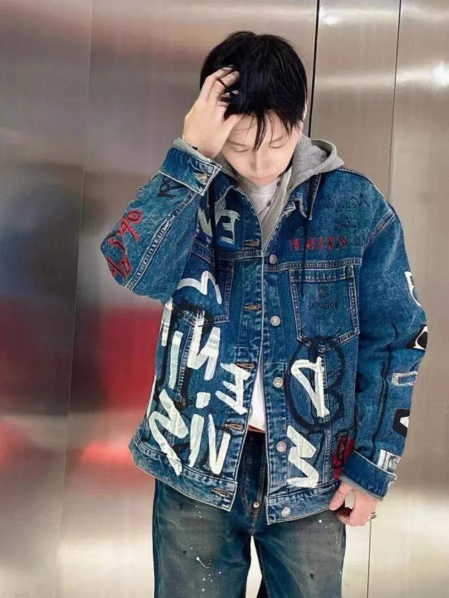 Evisu  福神塗鴉印花牛仔外套                 將是街頭時髦風格標誌性單品，外套有著滿地標誌花紋提​​花塗鴉，包含著佛頭，以及以佛頭模塊拼湊而成的季度標誌，通過嶄新方式演繹品牌元素。                