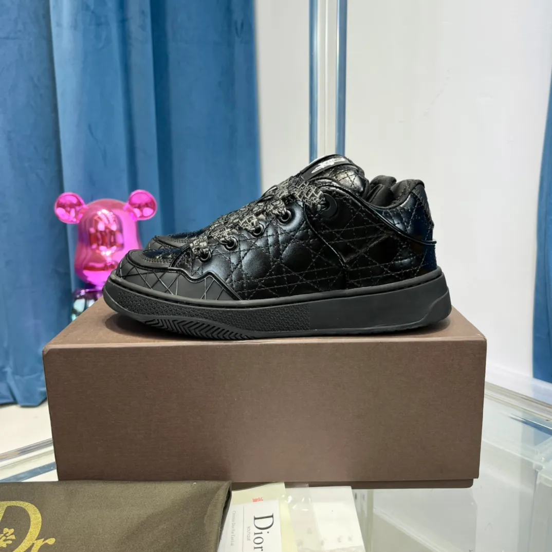 高版本：綢緞面Dior × ERL聯名款 迪奧SS23走秀款膠囊系列情侶款 運動鞋 麵包鞋 滑板鞋Dior Men 2023早春季同場加映了雙大號板鞋，自LAVIN的Curb Sneaker破圈後，各大奢侈品牌都紛紛著手自家的“大頭厚舌”滑板鞋。