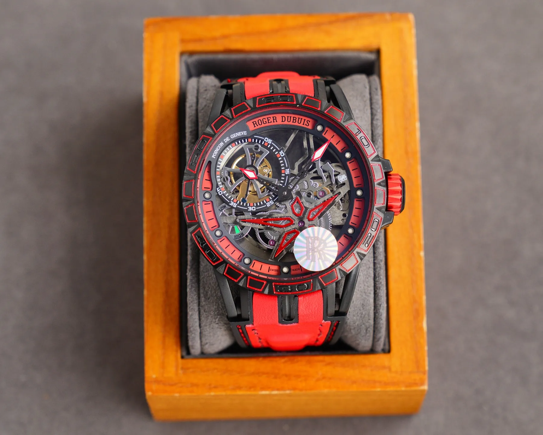 Roger Dubuis💍羅傑杜彼(豪爵)Excalibur46系列,全鏤空陀飛輪腕錶,具有出色的雙透視覺效果,更凝聚著這家日內瓦製表廠高貴的歷史沉澱,在高級製表領域獨領風騷,無懼任何場合品牌:roger dubuis系列:AventadorS腕錶機芯:自動西鐵城機械錶帶:天然橡膠錶帶尺寸:直徑47mm厚13mm霸氣側漏 精品工藝 熱銷系列ZY出品,精品不斷 💍