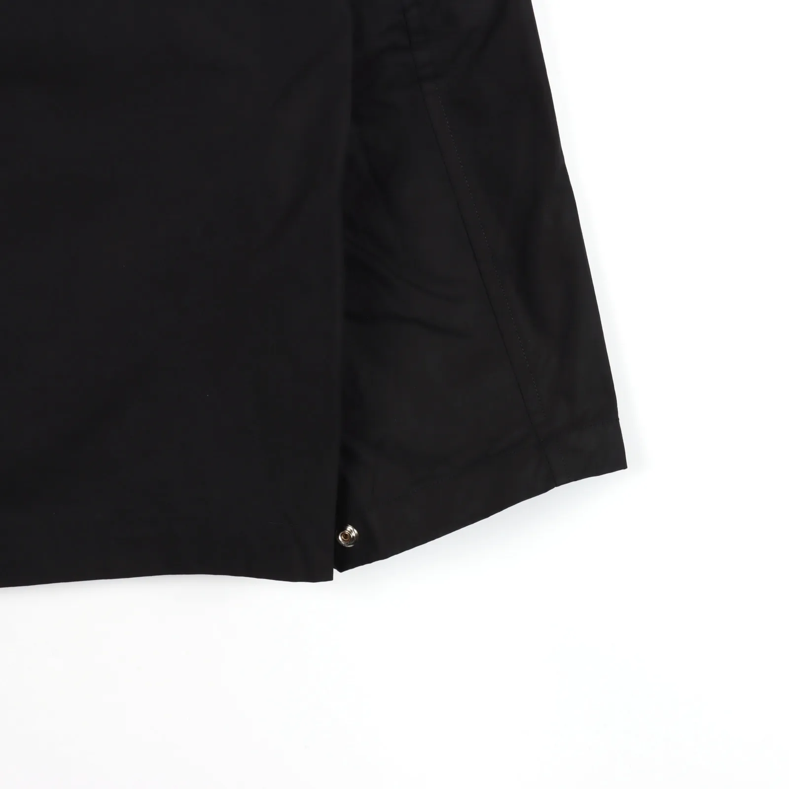 JIL SANDER JS 23SS 後背印花襯衫外套 原版面料是經過紗洗通過增加工業鹽破壞面料表面組織來改變面料手感,增加色牢度 ,區別市場洗一次兩次掉色嚴重的通貨,胸口鈕扣採用的是銅底合金材質,也是大部分奢侈品慣用的材料,區別於鋁製因為硬度不夠所以時間久了容易變形脫落的通貨,後背印花採用厚版膠漿印花,覆蓋能力好,而且有光澤,摸起來是有膠感,請勿機洗後背印花,側縫骨袋和彈力袖口,一下擺可調節抽繩 Size:46 48 50 編碼:FNC033092