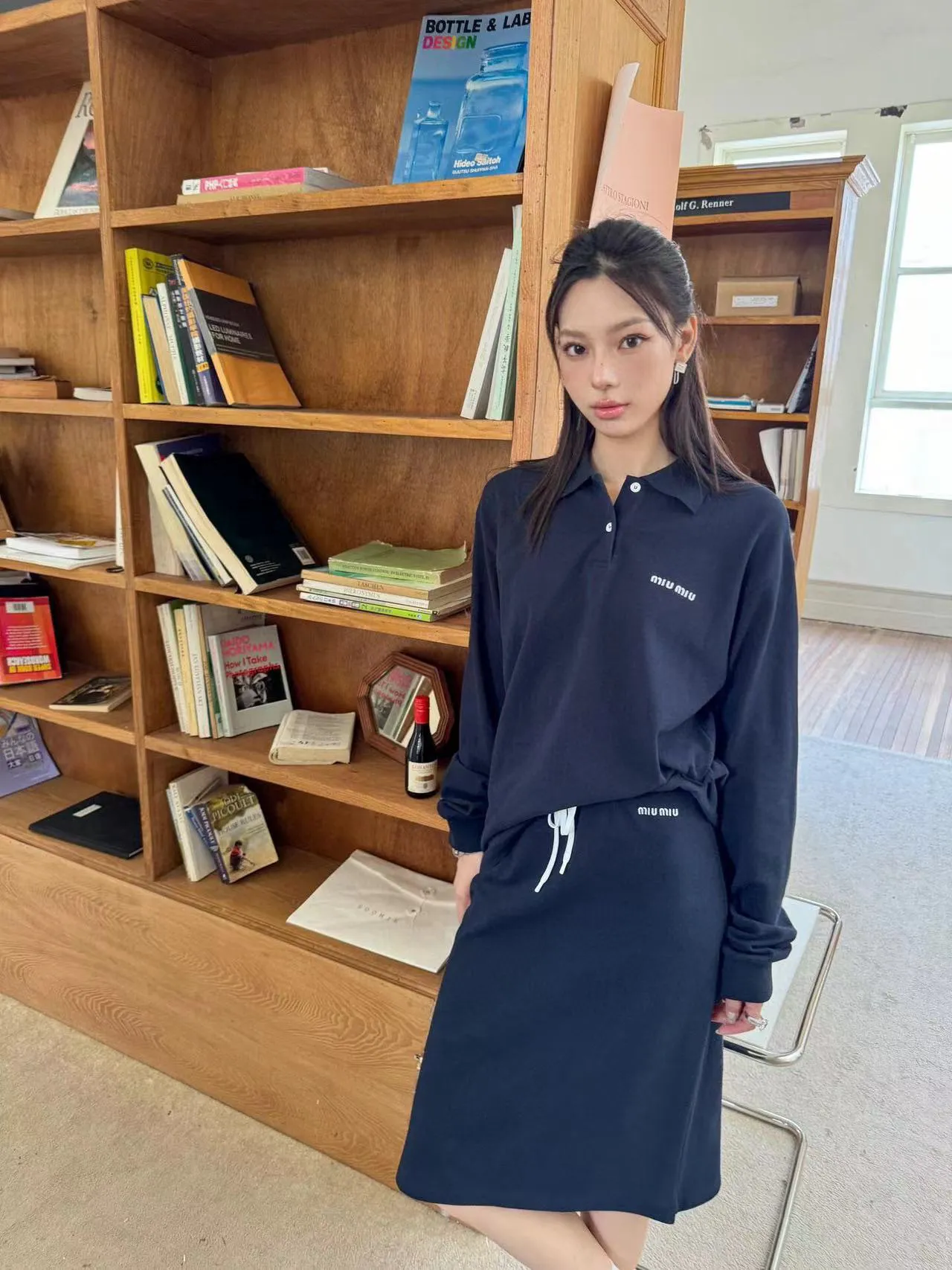 Miu Miu 繆繆 24FW 字母刺繡翻領長袖T卹                此款面料顏色非常特殊，定染一個月，而且胸口面料並非為短袖面料，而是miu官方的一款褲子麵料，                市場貨全部做錯，（褲子原版我們也購入），兩種面料必須同一時間同缸染色，整件衣服才能如此協調，字母旁邊一定要有毛邊（可去專櫃驗證）成衣輕微洗水，微微磨毛的感覺非常高級                尺碼：S-XL                編碼：XLB082381