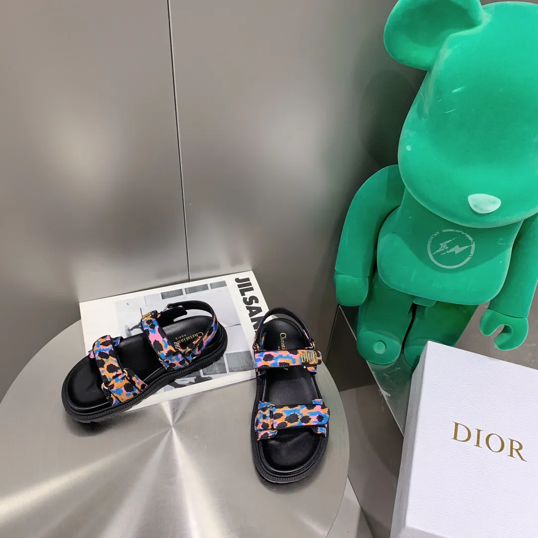 2021春夏新款 Dior-Act 平底涼鞋 厚底款式時尚、搭配貼合腳型的內底,採用格外輕盈、舒適的皮革製作。