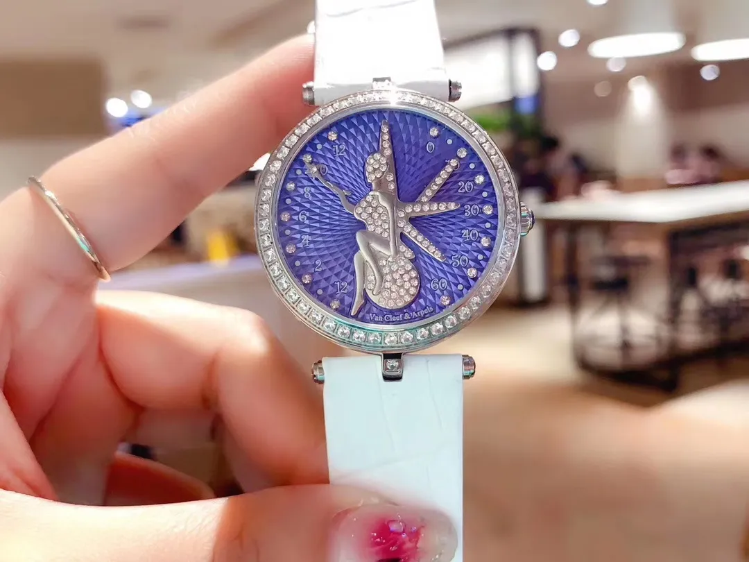 🎀Van Cleef & Arpels梵克雅寶詩意複雜功能腕錶系列[玫瑰]天使女神[玫瑰]搭配瑞士石英定做機芯 藍寶石玻璃鏡面 ，316L鋼殼，天使人物是925銀雕刻打造，採用施華洛世奇水晶鑲嵌，直徑36*10毫米 終於等到你.每時每刻為你呈現不一樣的美。 
