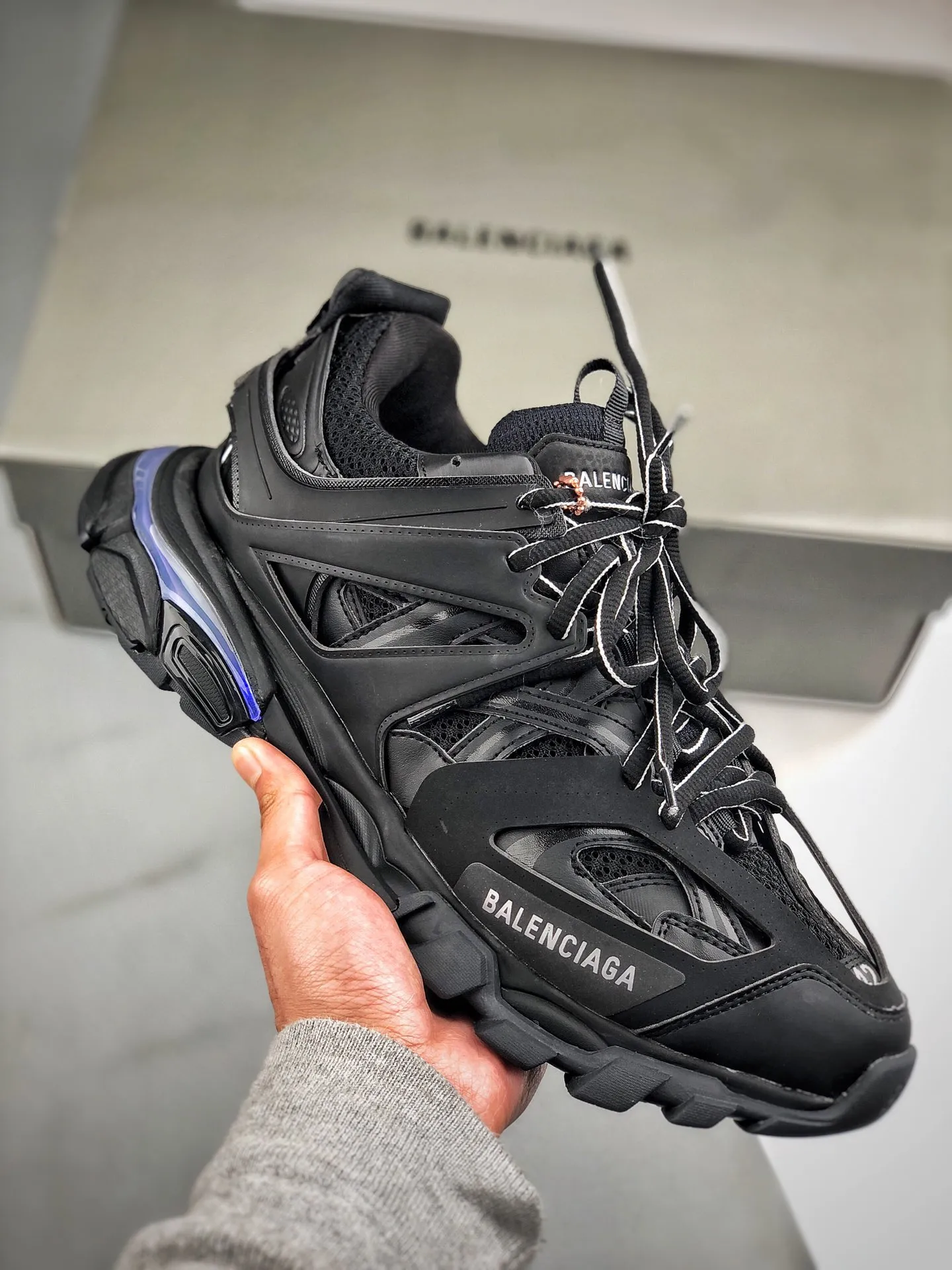 Balenciaga Track Trainer #霓虹變色燈光 巴黎世家 增加了配有 LED 燈的全新設計 在延續 Track Trainer 戶外輪廓和復雜鞋面結構的同時，新版本在後跟位置增加了可充電 LED 燈帶的部分，只需單擊「Track」鍵即可點亮，並設有紅、黃、藍、綠、紫等 11 種不同的燈光模式，已在官網上架並迅速 售罄 Size：35/45 （運費超重）