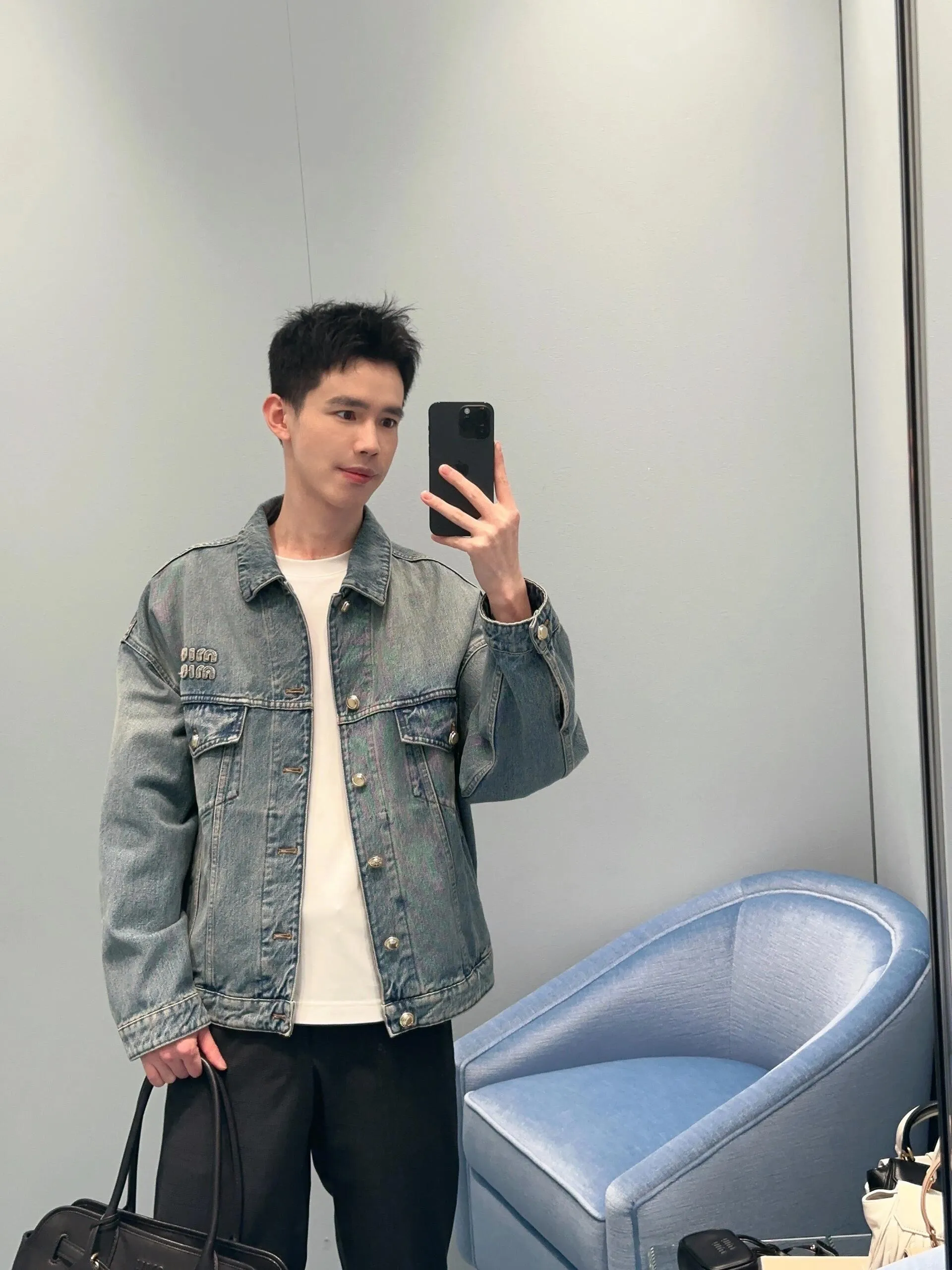 Miu Miu 24Fw Miu字母貼佈繡牛仔外套                純棉斜紋丹寧材質，由意大利進口高密度器械製造，原胚底不含氨綸幾乎無彈，傳達牛仔單品本身的拙樸質感，成衣還要經過水洗脫漿後才可後道進行鎖眼，面料先做洗水退漿洗水工藝反复需要3次才能還原原版顏色，形成做舊質感，色澤過度自然，用定制原衣刀模切割貼片字母，先車縫開模具手剪出形狀經過人逐個字母貼出來完美後用針車沿著邊緣車縫，開模定做的鈕扣亮鏡面，定制鈕扣，鈕扣單價費用就超出以往的鈕扣價格，一件衣服光鈕扣成本去到將近30，純手工縫製，非常慢，皮牌也是定做，壓花頭層牛皮標，每段工序都緊湊環環相扣的，對工藝技術要求嚴格，高品質要求出貨，成品自然美觀，定制輔料三標                Size：36 38 40 42                編碼：YIJ092563