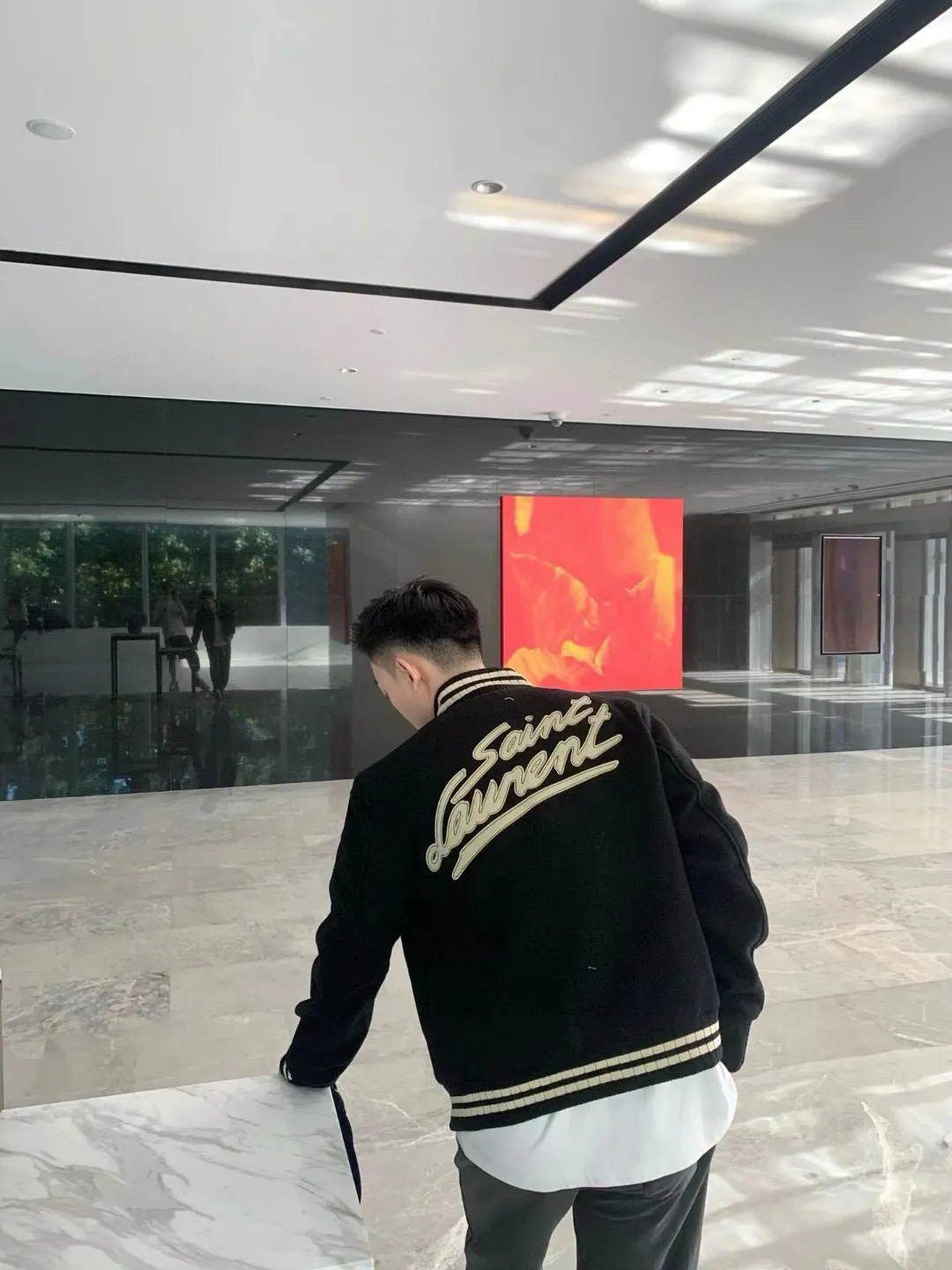 Saint Laurent Paris/聖羅蘭 YSL後背貼字簽名款棒球服外套 渠道精品 潮男潮女ZUI愛的棒球服夾克,市場各級版本都有(細節一定要對比) 最牛X的實力品控 生產研究棒球服7個年頭 細節精緻,擁有它,你就是全宇宙的最靚的仔 面料克重平均近900克,採用羊毛+睛綸混紡 下擺的針織羅紋也是定織的 內襯是絲滑細膩的銅氨纖維材質 Size:46-52 編碼:SKK040343