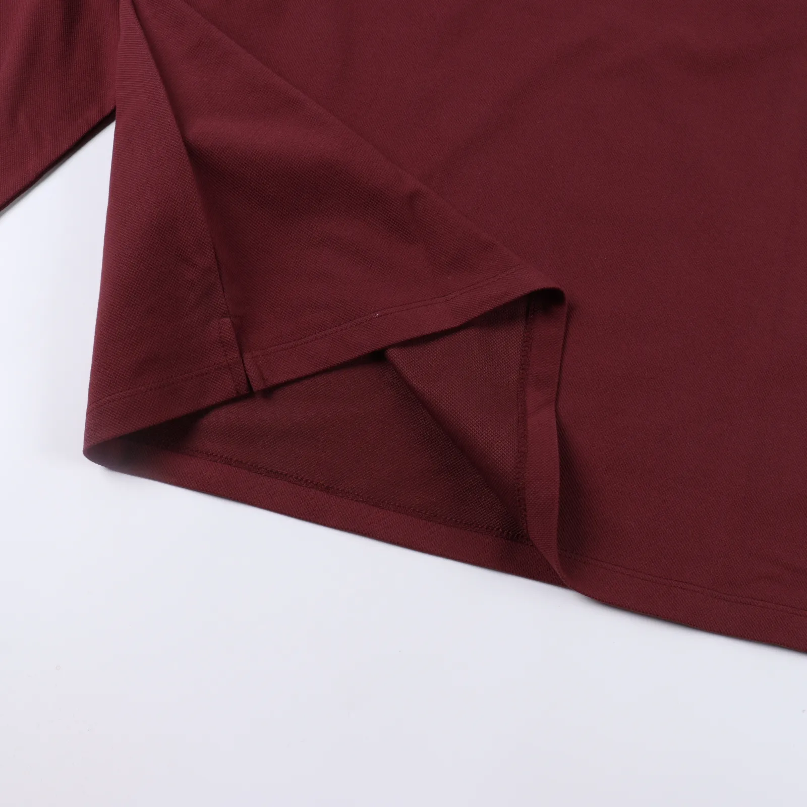 Miu Miu  字母刺繡徽標翻領Polo衫 當Miu Miu的設計理念和風格體現了其對性別界限的模糊處理 說明開始探索更廣泛的受眾群體 包括男性 此款翻領Polo衫便是男女模特共同出鏡的典範 出場就散發著濃厚的複古氣息 日常寬鬆的剪裁 直筒的版型 珠地網眼面料休閒的小翻領 袖口做了彈力的收口 平整的下擺兩側有小開叉 將自身的設計理念融入到傳統的Polo之中 既有古早的腔調 又有自己的文化 胸口miu miu字母的刺繡徽標已經詮釋了一切辨識度 男女同款表達了對於性別表達多樣性的支持 粉絲們準備好情侶裝吧                SIZE:S-XL                編碼：EIO091081