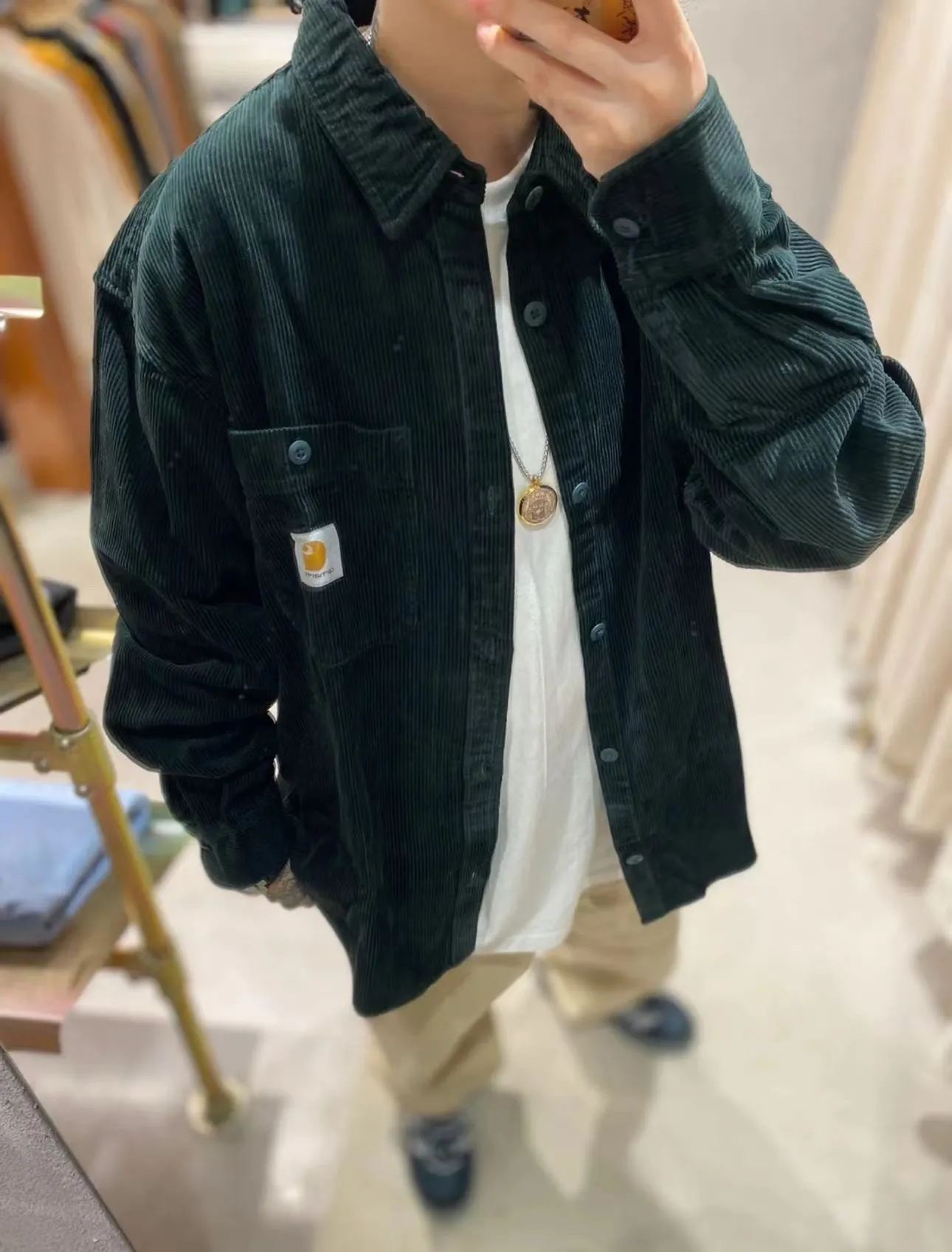 Carhartt WIP 卡哈特2024 經典LOGO標籤口袋燈芯絨襯衫外套                 襯衫的款式 燈芯絨的材質 水洗的工藝 放在目前的潮流圈妥妥的老錢風腔調 獨有工裝的韻味 透出古著的氣息 傳統的鈕扣開身 左側帶扣表袋 上面有卡哈特經典的貼佈刺繡logo 為整體的風格打上了頗具辨識度的標籤 後背立體構造 讓肩部更加挺括有型 高街潮流和舒適耐用相結合 既能滿足日常生活戶外露營等場景 也可以享受燈芯絨襯衫獨有的潮流態度 正品級定制                 SIZE:S-XL                編碼：EIO101142