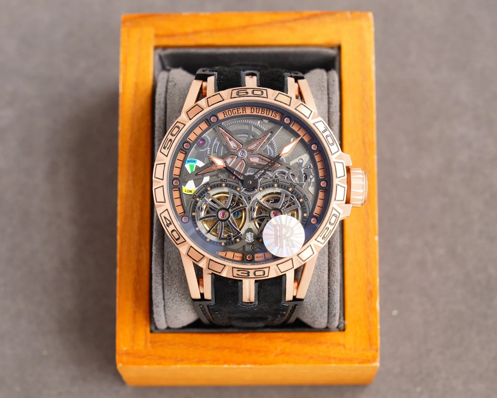 Roger Dubuis💍羅傑杜彼(豪爵)Excalibur46系列,全鏤空陀飛輪腕錶,具有出色的雙透視覺效果,更凝聚著這家日內瓦製表廠高貴的歷史沉澱,在高級製表領域獨領風騷,無懼任何場合品牌:roger dubuis系列:AventadorS腕錶機芯:自動西鐵城機械錶帶:天然橡膠錶帶尺寸:直徑47mm厚13mm霸氣側漏 精品工藝 熱銷系列獨家出品,精品不斷 💍