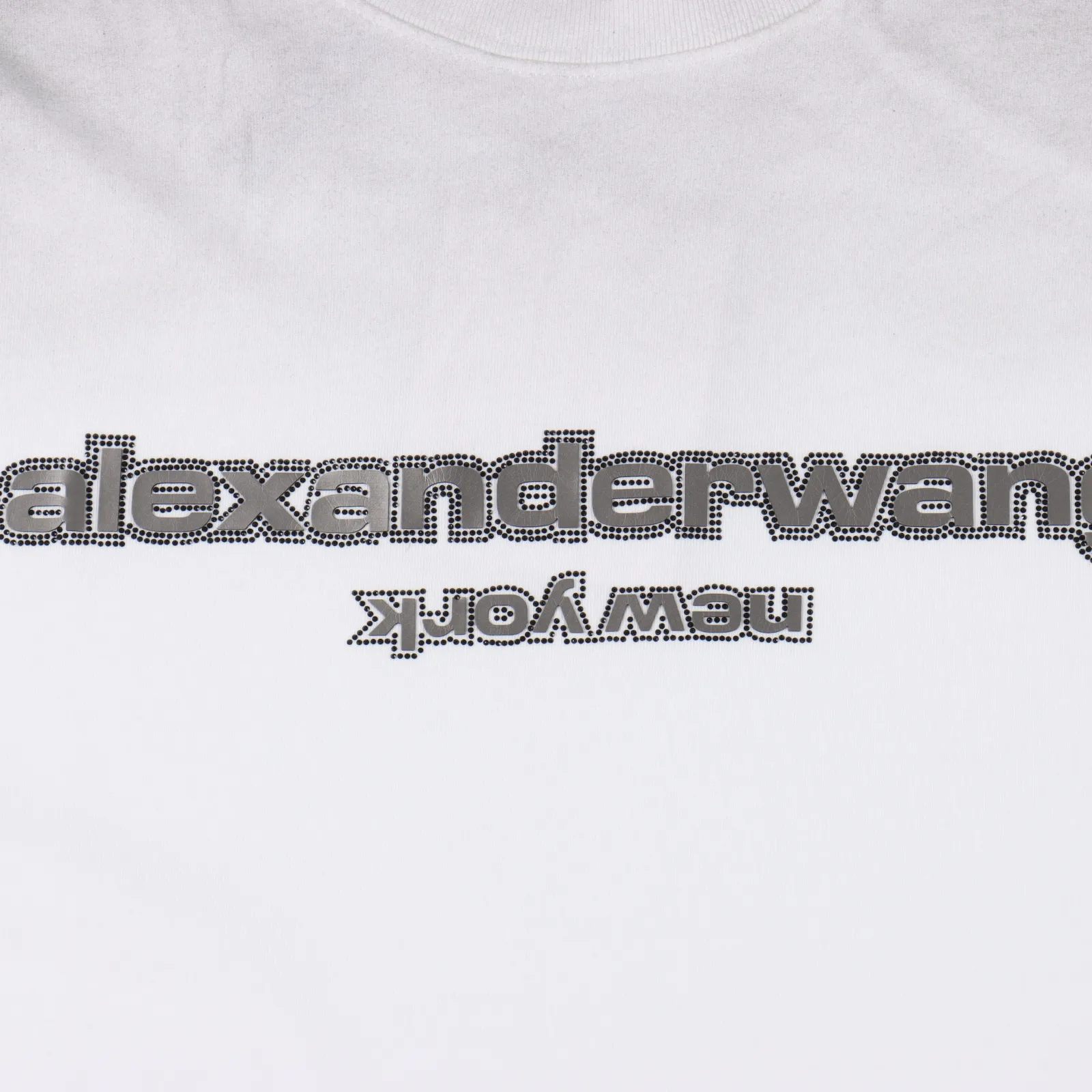Alexander Wang亞歷山大王 水洗燙鑽字母LOGO短袖T卹                最好看的水洗元素，水洗工藝極其複雜，水洗師傅把做好的成衣進行褪色，第二次在進行石頭翻炒，報廢率極高，成品率極低，剩下的都是匠心打造，男女均可駕馭 OS版型裁剪 因為要水洗做舊處理必須把衣服放大2到3個尺碼 才能水洗到最完美的效果 非常廢料 完美對得起價格 真正的Oversize，上身效果無敵。