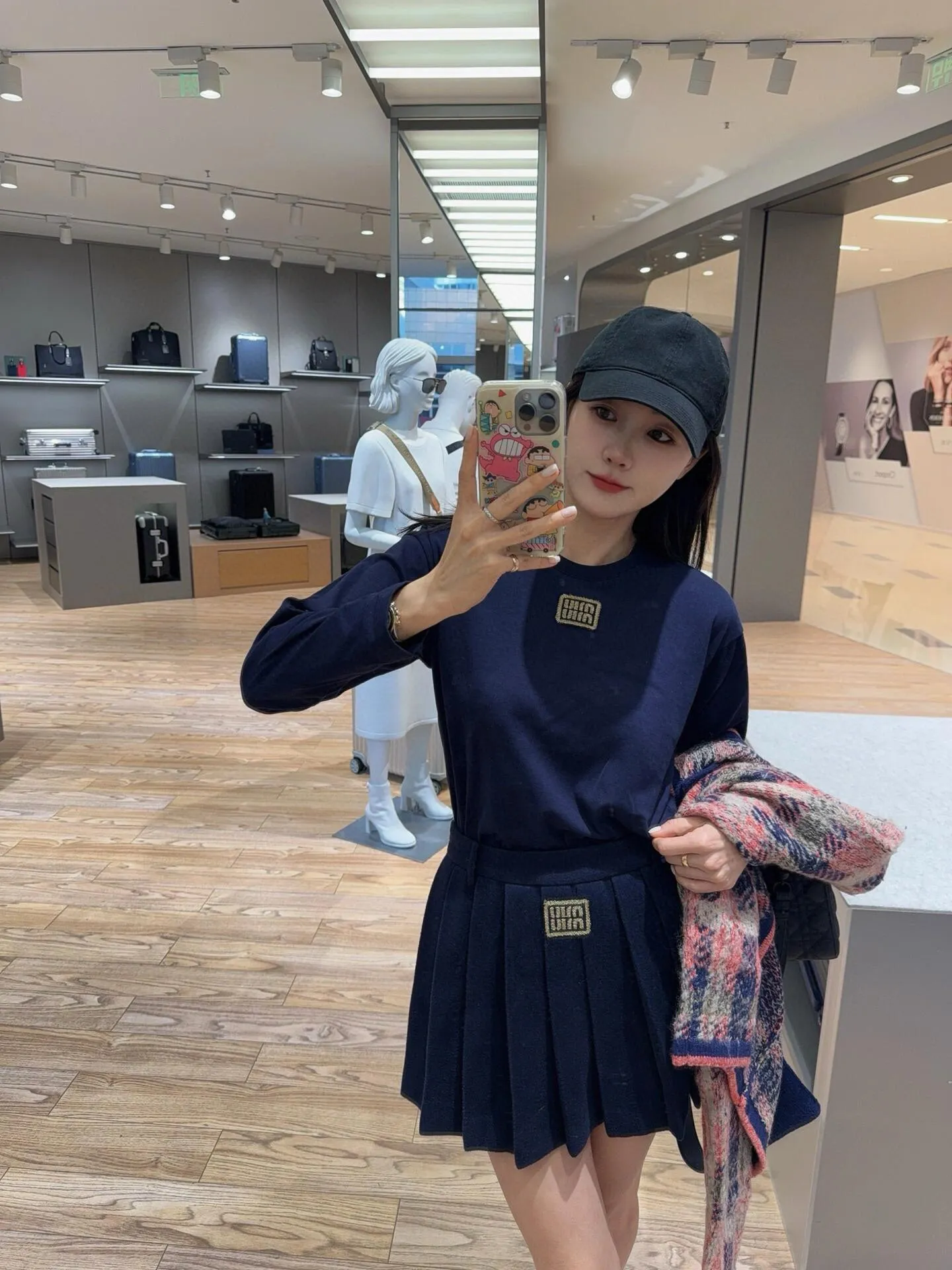 Miu Miu 繆繆 24FW 金標字母刺繡長袖T卹                此款面料顏色非常特殊，定染一個月，而且胸口面料並非為短袖面料，而是miu官方的一款褲子麵料，                市場貨全部做錯，（褲子原版我們也購入），兩種面料必須同一時間同缸染色，整件衣服才能如此協調，字母旁邊一定要有毛邊（可去專櫃驗證）成衣輕微洗水，微微磨毛的感覺非常高級                尺碼：S M L                編碼：XLB082381