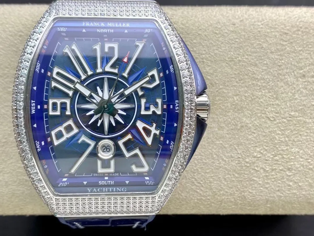 🌐鑽扣款 ABF最高品質 Franck Muller 💙法蘭克穆勒 FM Vanguard Yachting V45遊艇系列 44x54 mm1.錶殼100%原版開模 特別是三明治結構錶殼 中間內側 藍色的側槽和把頭位置凸出來的藍色耳位 更是使錶殼的製作過程更加困難 然後歷時10個多月經過多次初版校對 終於研發製作成功 完全採用316精鋼製作 而非市場低成本的塑膠模具 2.本版本V45藍色遊艇字面 每個字丁都是採用原裝1：1高度的數字凹邊內填油真丁 成本高 製作複雜 良品率低 字面下層有放大鏡墊片層 日曆窗也是採用藍寶石放大鏡 始終保持與原裝可以通用的要求 精益求精 3.採用超大弧度 超高清透光的藍寶石水晶玻璃 由一整塊40*50mm 厚度超過15mm的藍寶石原料 100%根據錶殼弧度精心細磨 報廢率高 成品率極低 4. 鑲鑽版表扣採用原版開模 與原裝V45滿天星一致的鑲鑽針扣表扣 更加方便佩戴 最大限度還原原版 光殼版 採用的是折疊按扣 與原版搭配一致 5. 壓彎表針與字面貼合 搭配高頻率振幅 28800的ETA2824機芯 走時精準 質量穩定 緊貼手腕的弧形錶殼設計 6.升級版鋼頭歷高級橡膠錶帶 更加柔軟舒適 市場唯一版本 可以用於原裝表的錶帶 V45藍色遊艇 歡迎您的品鑑。