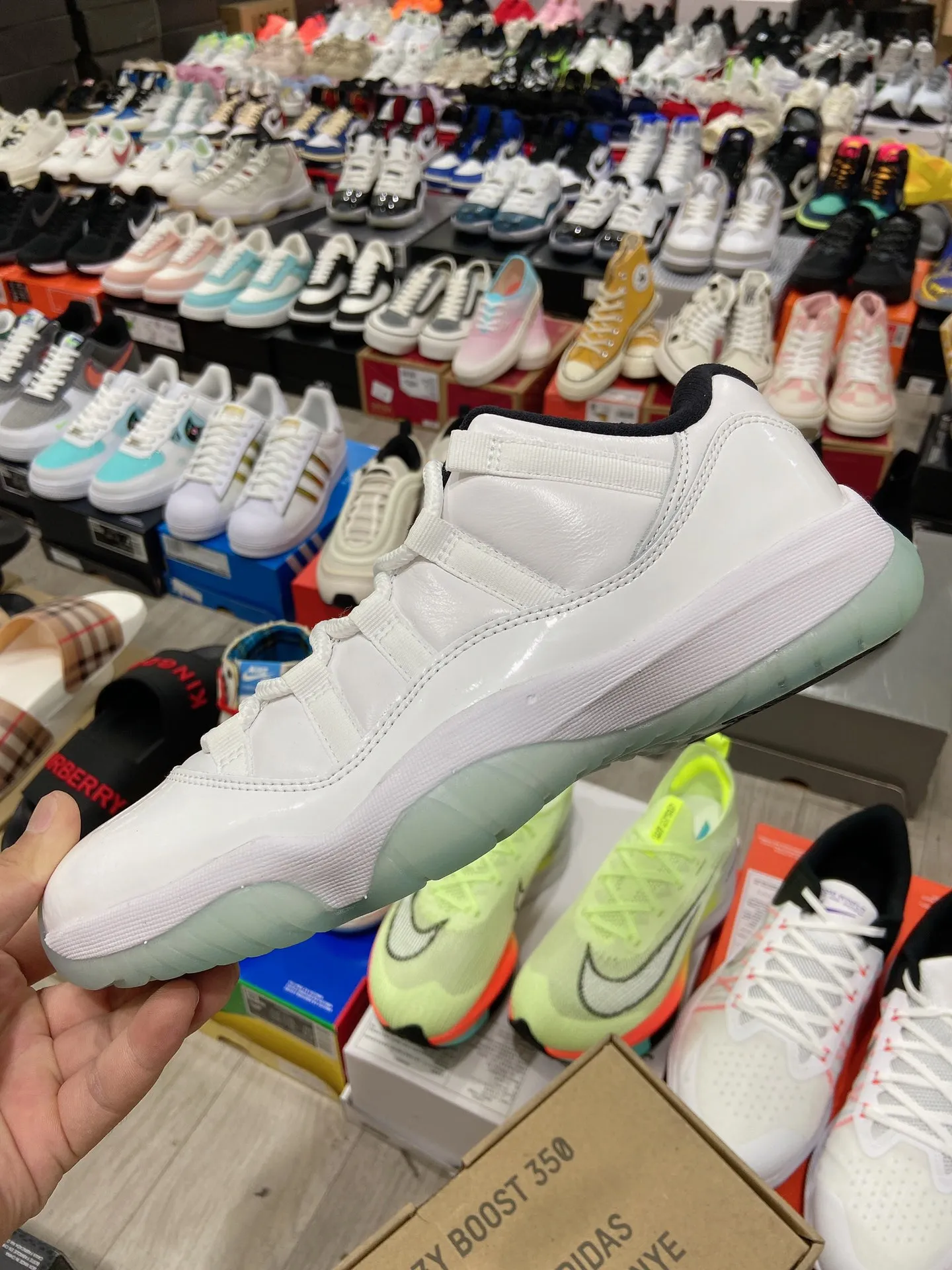 高版本真碳喬丹Air Jordan 11 Low“Legend Blue”AJ11 喬11低幫傳奇藍#以白色鞋身搭載湖水藍水晶外底而成。