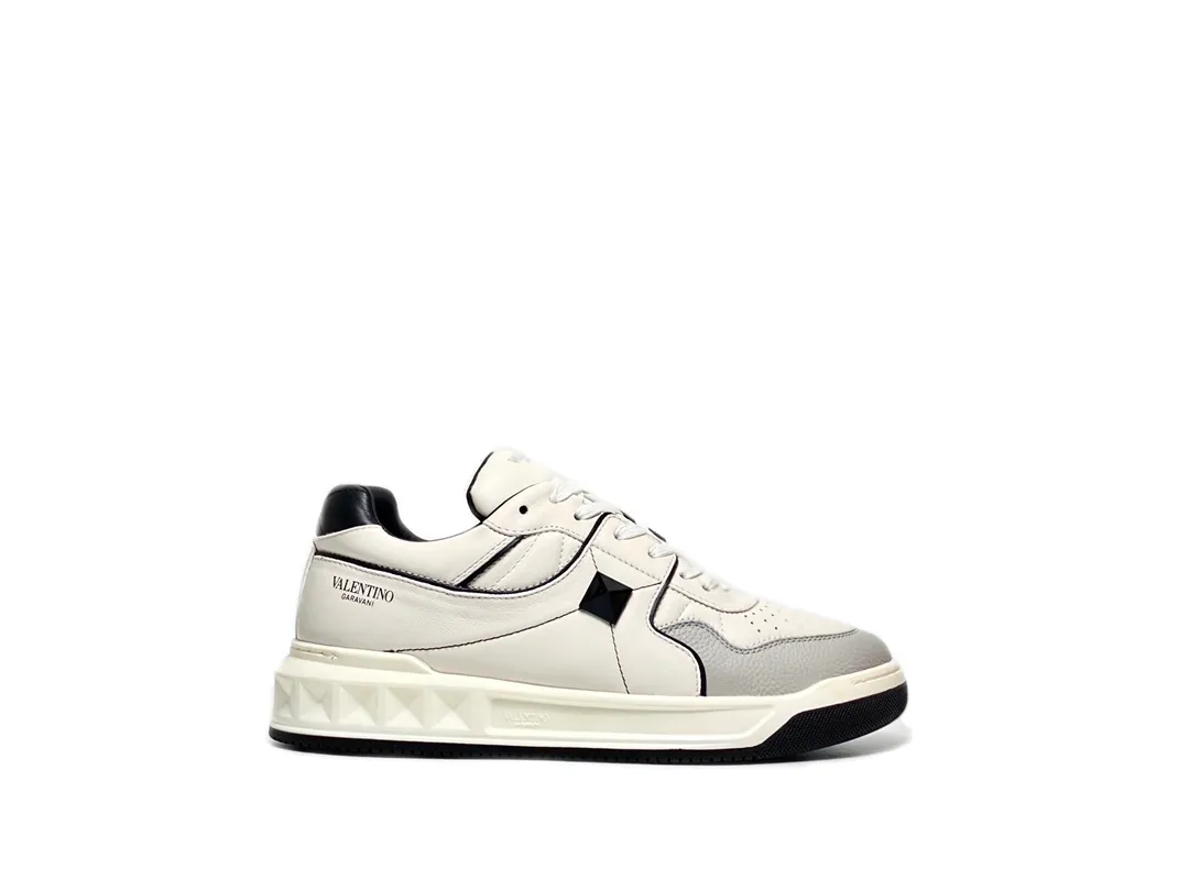 Valenti**華倫 Garavani ONE STUD 低幫小牛皮運動鞋♞size；38～44 （45定制）納帕小牛皮， 輕便舒適- 半啞光工藝效果處理超大鉚釘細節- 鞋跟和鞋舌裝飾 Valentino Garavani 絲網印刷徽標- 橡膠鞋底，裝飾淺浮雕式超大鉚釘細節
