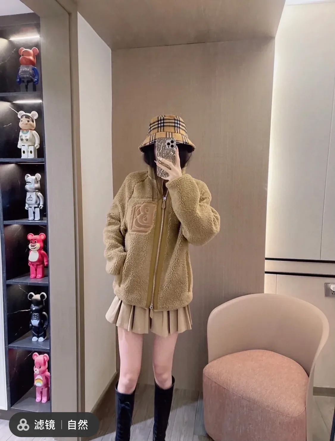 Burberry /巴寶莉 重疊字母羊羔絨外套 色織羊羔絨,定制輔料,面料起訂量1000米起,顆粒絨羊羔先經染色,再經拉毛、梳毛、剪毛、搖粒等多種複雜工藝處理,毛面呈天然不規則顆粒狀,蓬鬆密集而又不易掉毛、起球,厚實飽滿,保暖度不亞於羽絨服,胸口重疊B字母採用毛巾布面料,上身效果絕絕子 Size: XS-M 編碼:DIK102263