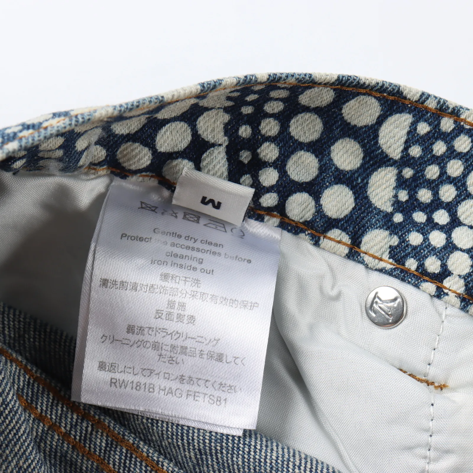 Louis Vuitton/路易威登 草間彌生南瓜系列波點套裝牛仔褲                宋亞軒 檀健次同款 採用拔染工藝  出自草間彌生系列，                以全幅南瓜紋理轉述藝術家創作生涯中的關鍵意象。                
