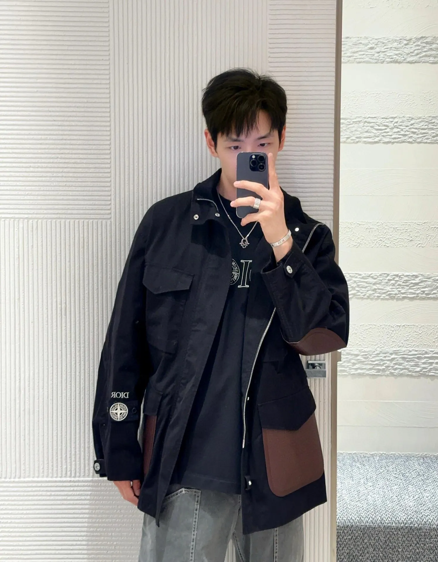 Dior & Stone lsland 石頭島聯名刺繡logo短袖                Dior這款 T 卹來自 DIOR AND STONE ISLAND 限定係列，突顯聯名系列標誌，Stone Island 的經典星星與 Dior 品牌標誌相得益彰。