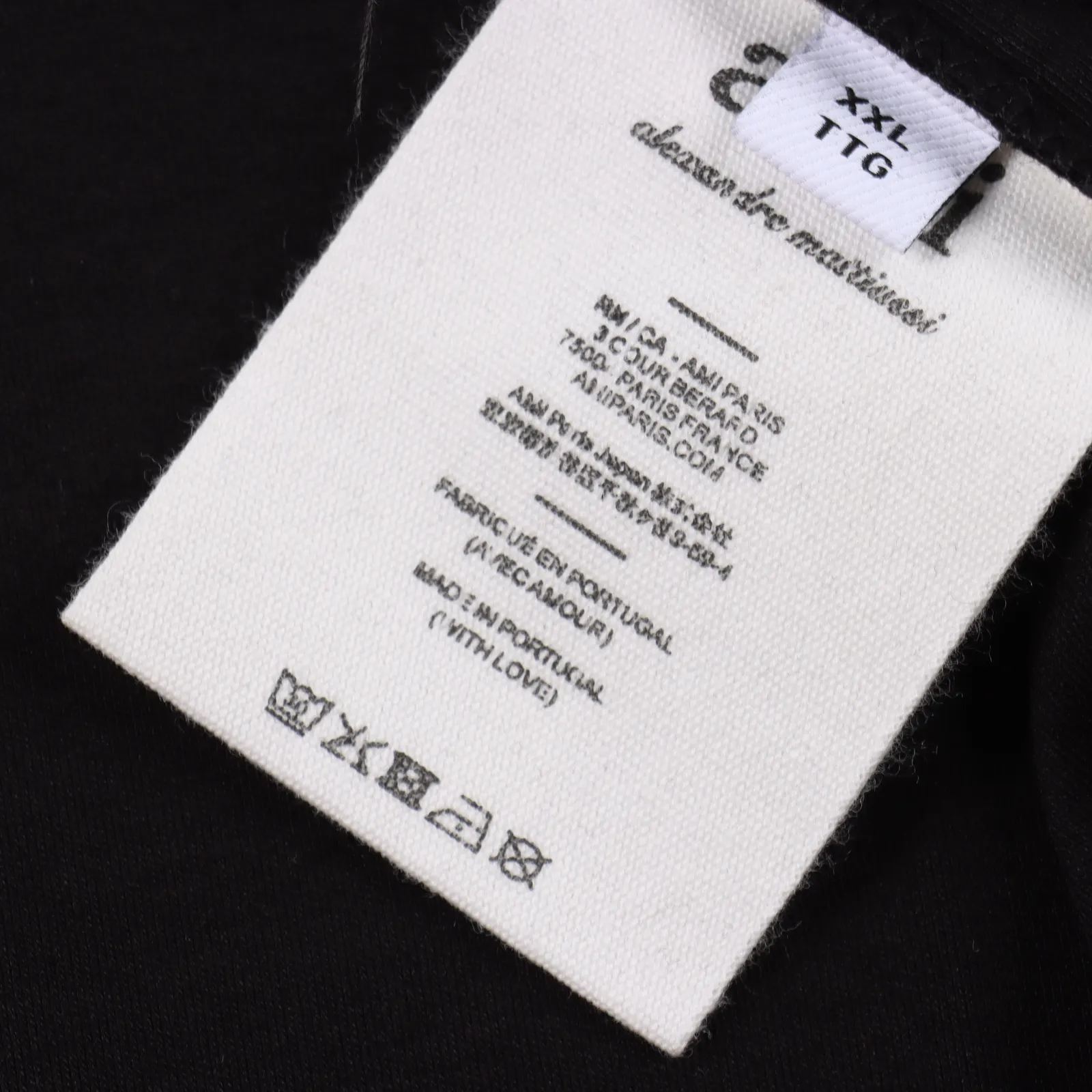 Ami 小愛心標誌刺繡長袖T卹                 採用的是一顆小A紅心，透露出法式浪漫，精緻簡潔有質感，隨性簡約是其最大特點，有乾淨清爽的感覺，略寬鬆落肩的設計版型修飾肩部，材質是採用260雙面長絨面料，純棉面料比較耐用，即使經過多次洗滌，仍舊能夠保持其原有的品質，不容易起毛、起球或變形等現象，採用進口百靈達機台繡花，繡花材質是採用英國高士線， 獨特的紡織工藝結合成衣微酵洗工藝處理，使面料手感柔軟舒適挺括，有垂直感又不易變形，胸前愛心刺繡採用百靈達繡花機器製作複雜精緻的立體墊繡工藝，繡花機器和高強度金屬線製作，複雜精緻的立體墊繡工藝，整個愛心飽滿有弧度，非常具有立體感和精細度，原配三標輔料、定製成分洗水標                Size：M-3XL                顏色：白色 黑色                編碼：DD080881