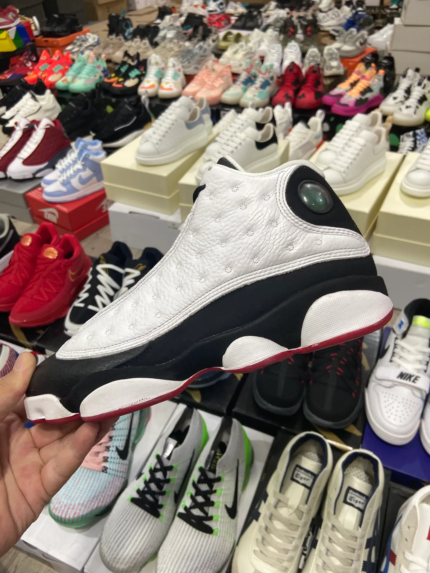 高版本喬丹Air Jordan 13 “He Got Game”熊貓 在著名籃球電影 《He Got Game》 中亮相的黑白配色,在國內具有超強的人氣,因為其獨特的設計與黑白百搭的配色,被國內的鞋迷稱為 “熊貓”採用黑白雙色皮革拼接的鞋身搭配豹掌造型的外底,與國寶熊貓頗為神似。