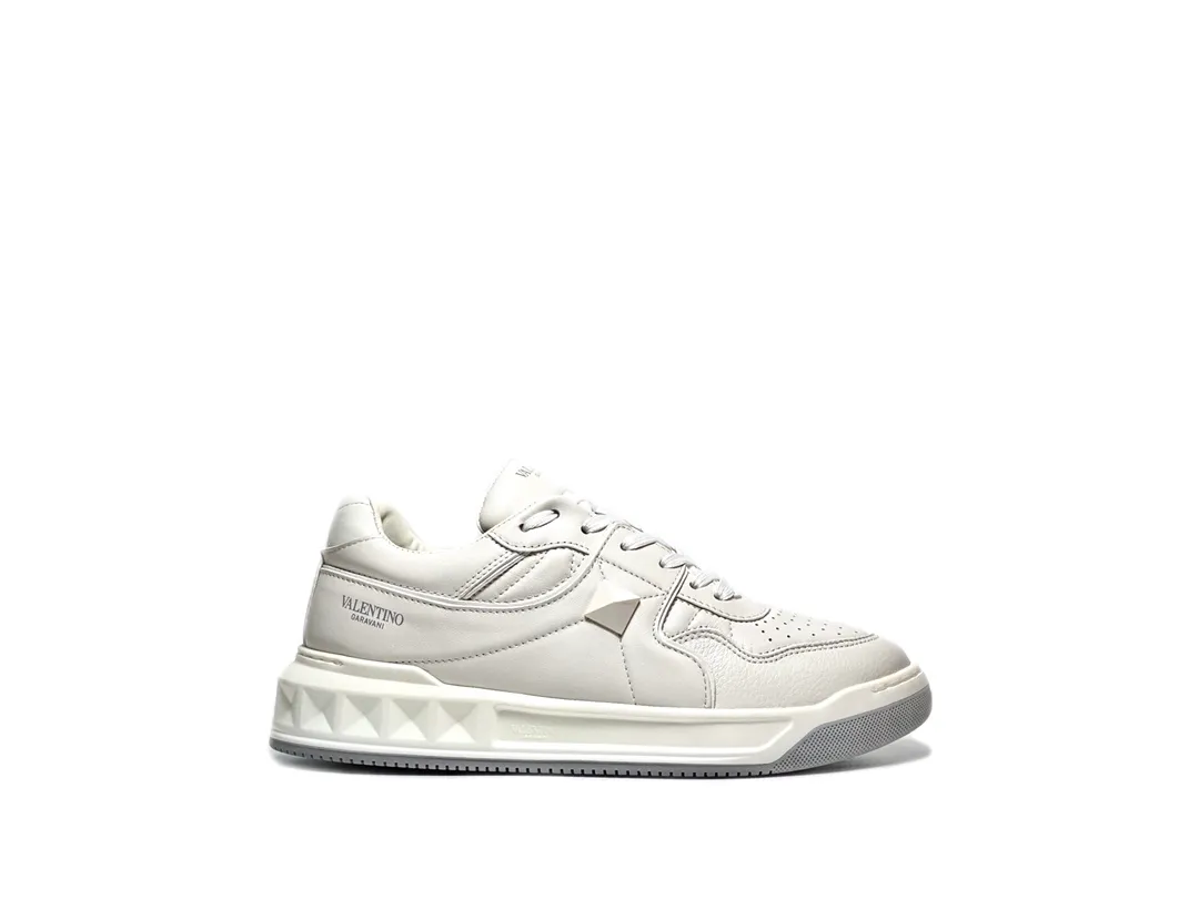 Valenti**華倫 Garavani ONE STUD 低幫小牛皮運動鞋♞size；38～44 （45定制）納帕小牛皮， 輕便舒適- 半啞光工藝效果處理超大鉚釘細節- 鞋跟和鞋舌裝飾 Valentino Garavani 絲網印刷徽標- 橡膠鞋底，裝飾淺浮雕式超大鉚釘細節