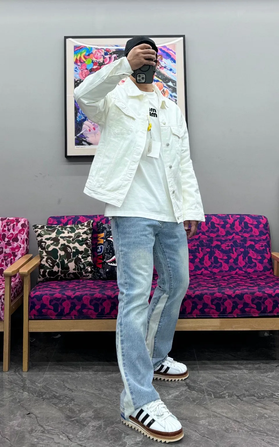 GALLERY DEPT 拼接寬鬆水洗喇叭牛仔褲 GALLERY DEPT是來自洛杉磯的一個複古服裝品牌 該品牌的重點是升級改造牛仔布和VINTAGE TEE 品牌成立於2018年 款式風格的多樣性和獨特性受到了廣大消費者的喜愛 該服裝偏向復古感覺 經典的LEVIS BOOTCUT 也就是被社會淘汰的喇叭褲也被GALLERY DEPT很好的利用起來 通過合理的改版 在小腿腿圍處適當的縮小 能使穿著者穿出堆疊和垂墜感 增加整體的時尚感 很多單品都非常個性有味道 .尺碼S-XL 編碼:RIY091142
