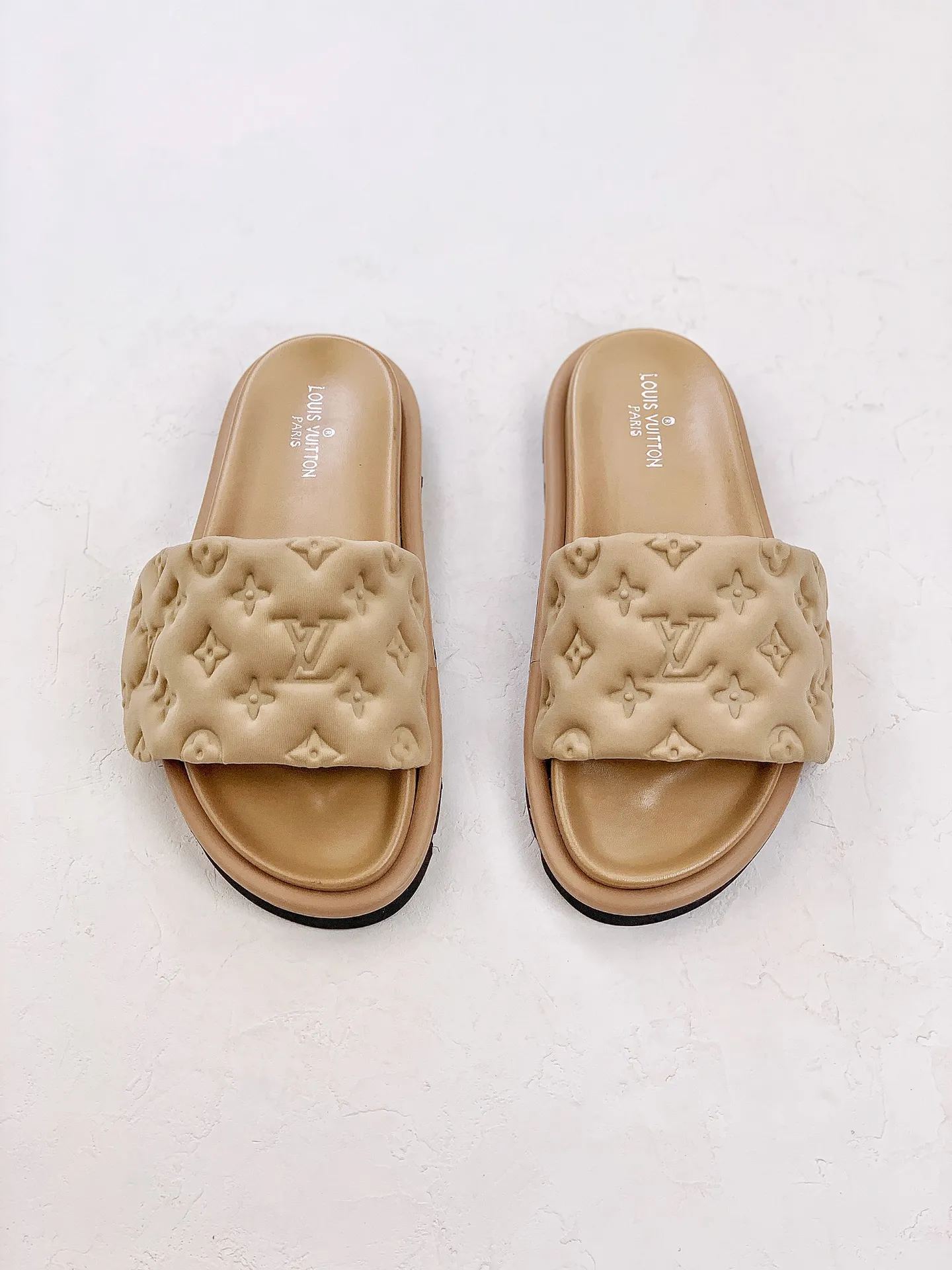 🈴🌈Louis Vuitton 夏季單品2023專櫃 春夏新款 最高限定專櫃上新 LV情侶厚底拖鞋明星同款 網紅博主推薦◆ 原版開模 代購版本◆ Lv 原版浮雕工藝方塊結構◆ 真皮鞋面◆ 水台4.5CM◆ 原版私膜 真皮大底◆ 全套專櫃包裝尺碼:35 36 37 38 39 40(男鞋後續到貨)!!230610HXEF310QOP