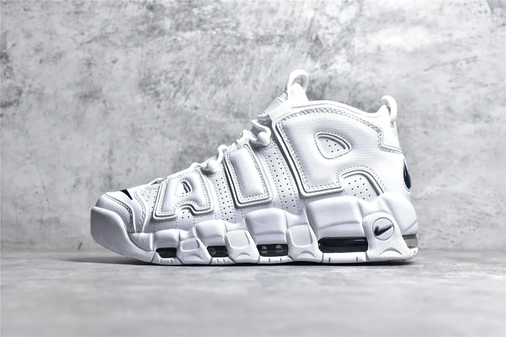 ▪️覓貨權威實拍💯#TA37860新貨🚀#純原 清遠特供 NK Air More Uptempo 96 皮蓬/大AIR 至今為止市售最強 獨家原版原盒開模打造 原楦原紙板開發 匹配原版98%以上 原廠皮料 超高清潔度 零毛邊皮料切割 質感無敵 接受任何版本比對Size：36 36.5 37.5 38 38.5 39 40 40.5 41 42 42.5 43 44 44.5 45 46