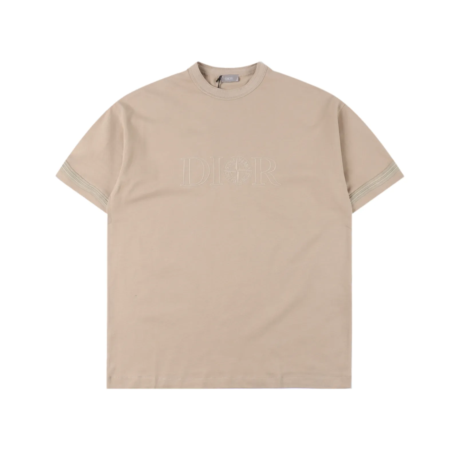 Dior & Stone lsland 石頭島聯名刺繡logo短袖                Dior這款 T 卹來自 DIOR AND STONE ISLAND 限定係列，突顯聯名系列標誌，Stone Island 的經典星星與 Dior 品牌標誌相得益彰。
