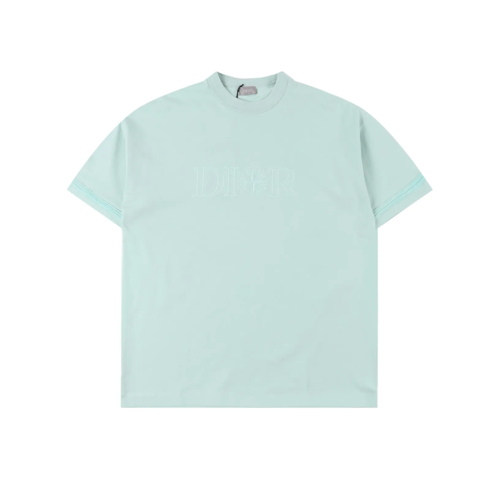 Dior & Stone lsland 石頭島聯名刺繡logo短袖                Dior這款 T 卹來自 DIOR AND STONE ISLAND 限定係列，突顯聯名系列標誌，Stone Island 的經典星星與 Dior 品牌標誌相得益彰。