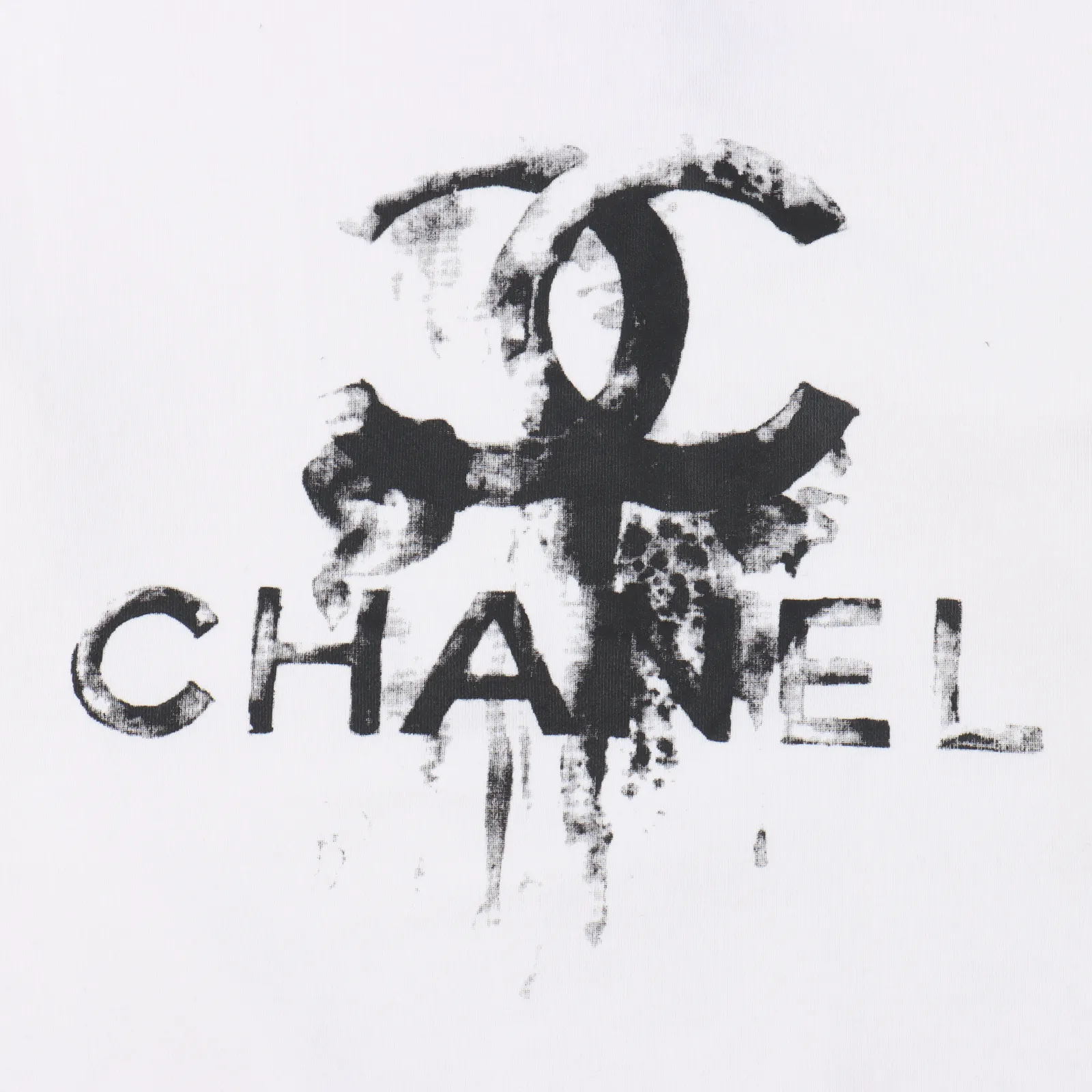 CHANEL /香奈兒 水墨印花圓領衛衣 極簡精緻又彰顯出高級穿搭的衛衣推薦 小而精緻的徽章logo印花,凸顯出整體的高貴韻味 寬鬆OS版型裁剪,符合當下的潮流審美!