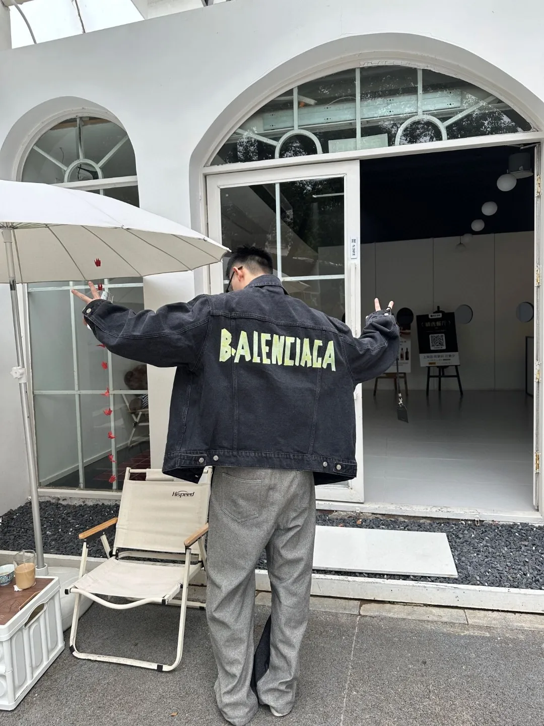 balenciaga巴黎世家 背後膠帶LOGO印花水洗仔外套                精工水洗的牛仔麵料，還降低了牛仔的硬度，上身更加舒適親膚，有夾克的外形脛骨，也有運動衣的舒適體感                做舊的水洗藍，淡淡的複古感，顏色很乾淨，很有腔調，顏色也是很高級的那種，高品質的就是不一樣，後背膠帶印花裝飾，簡約而不簡單，水洗灰的顏色，更加了視覺衝擊感寬鬆的os版型，上身寬鬆，不挑身材的同時完全不會鬆垮，很好的修飾腿型，上身腔調十足無需多考慮，閉眼收就OK啦!                size：S-XL                編碼：AKA100382