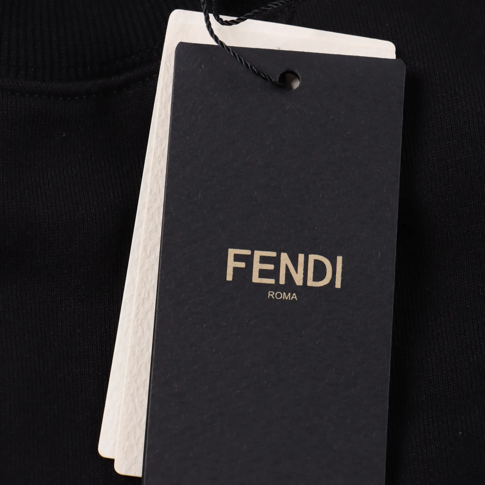 Fendi /芬迪 24Fw 小怪獸眼睛圓領衛衣                420克重純棉面料毛圈底定制32支2*2螺紋 成衣兩遍水洗處理 面料舒適親膚無異感  定制定染面料 紡織密度高 垂感佳 不易變形 厚織感加上緊密紡紗工藝  不會影響衛衣的透氣性 成色的飽和度很高 進口直噴工藝 寬鬆版型遮肉顯瘦不挑人 超級百搭好看的一款衛衣  男女同款 。                