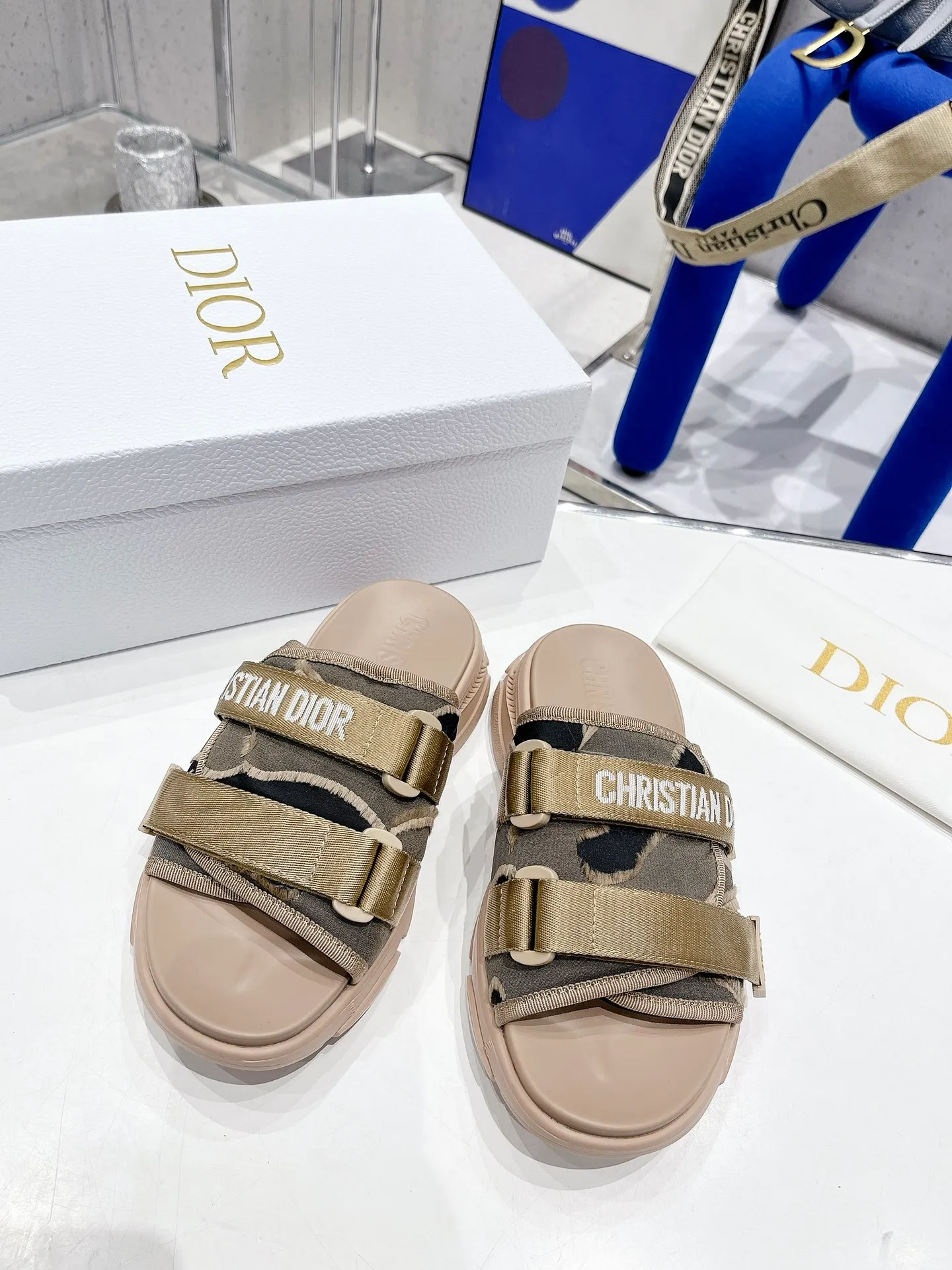 🌟Dior 迪奧2022火爆涼拖鞋系列 全新色系 市面最高版本 原版復刻  一比一材料定制 設計理念涼鞋加運動鞋元素搭配組合 款式非常時髦洋氣百搭增高 鞋面兩條魔術貼可調節鬆緊！
