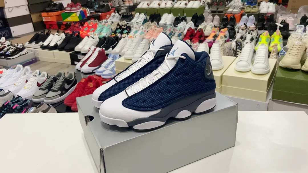 高版本喬丹Air Jordan 13 “Flint”海軍藍 經典的海軍藍、深灰和白色搭配,打破了黑白紅的傳統,在元年配色中顯得格外獨特。