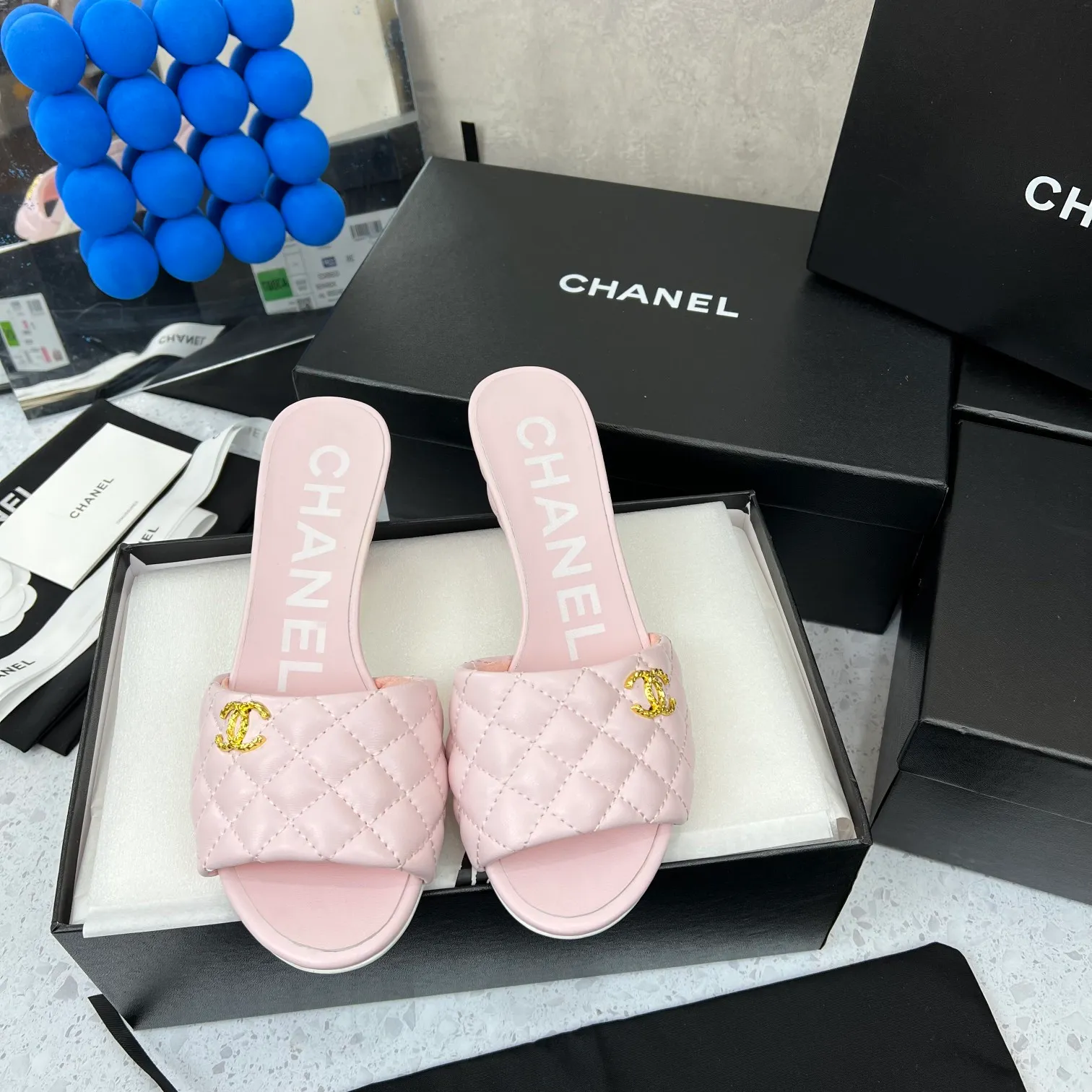 💕【高版本】歡迎對比CHAN*L 小香2022新款蜜兒拖鞋 原版開發 原版楦一比一複刻●面料:與原版一致混種羊皮面●墊腳:絲綢羊皮●大底:原版真皮大底●酒杯跟7公分:碼數：35-39（40/41定制）
