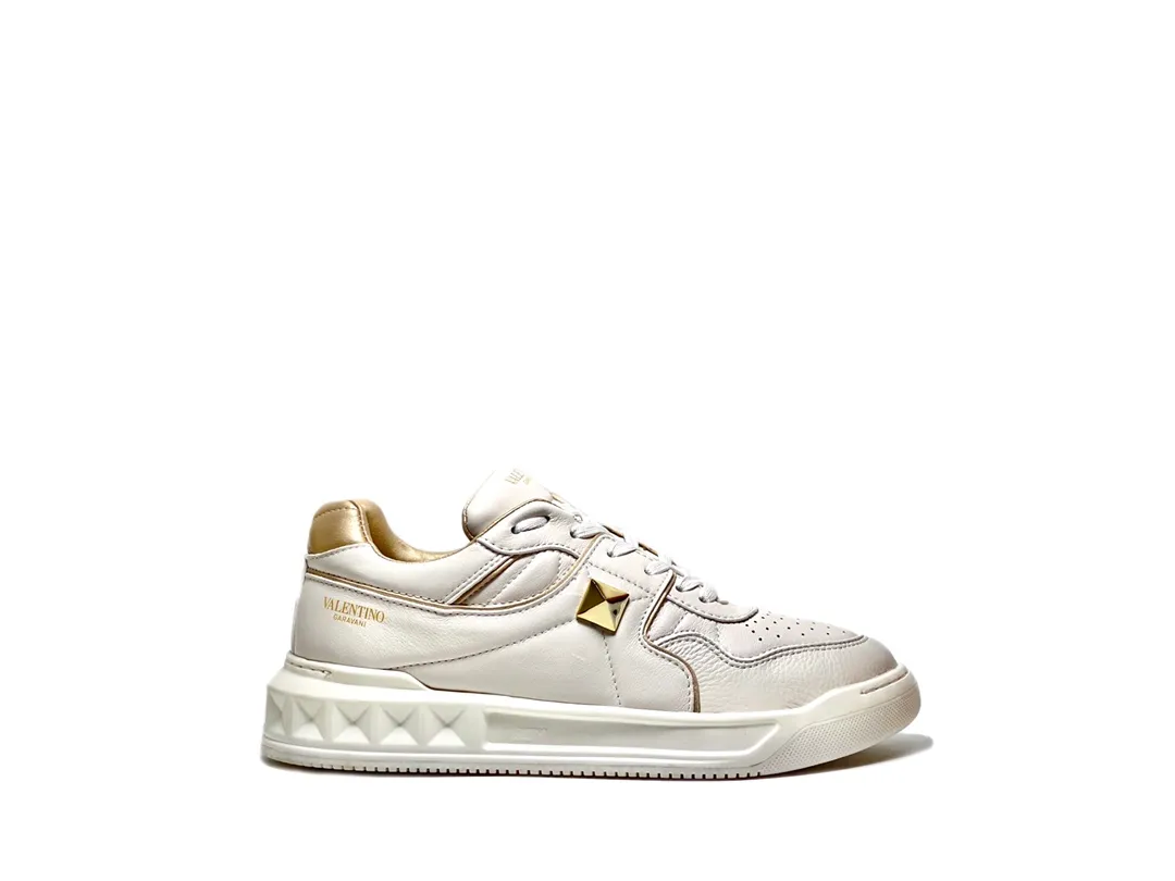 Valenti**華倫 Garavani ONE STUD 低幫小牛皮運動鞋♞size；38～44 （45定制納帕小牛皮， 輕便舒適- 半啞光工藝效果處理超大鉚釘細節- 鞋跟和鞋舌裝飾 Valentino Garavani 絲網印刷徽標- 橡膠鞋底，裝飾淺浮雕式超大鉚釘細節