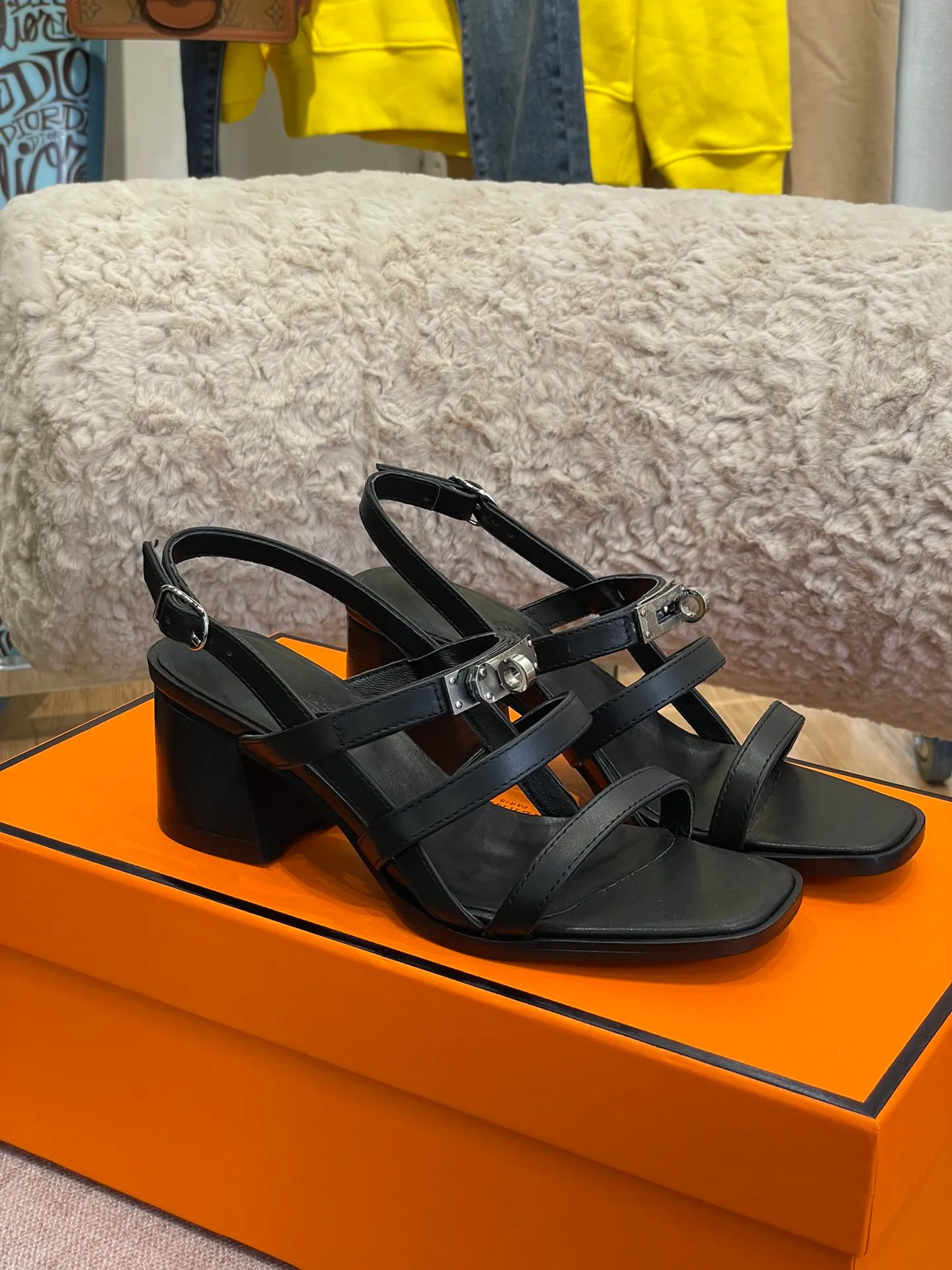 herme 22c new arrival～H家2022春夏最好看涼鞋，不接受反駁精緻簡約的造型，搭配kelly扣，很高級哦！