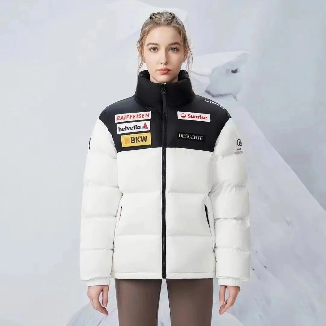 DESCENTE/迪桑特  新款紅標撞色多標立領羽絨服                 公司純原訂單 帶內加熱系統,原包裝吊牌                整衣含絨量高達90% 蓬鬆輕盈 上身特別柔軟舒服 還特別保暖 北方的寶寶也可以輕鬆入 很別緻的logo設計，很有創意                立領短款設計，行動輕便                Size：S-XXL                編碼：SKK101684