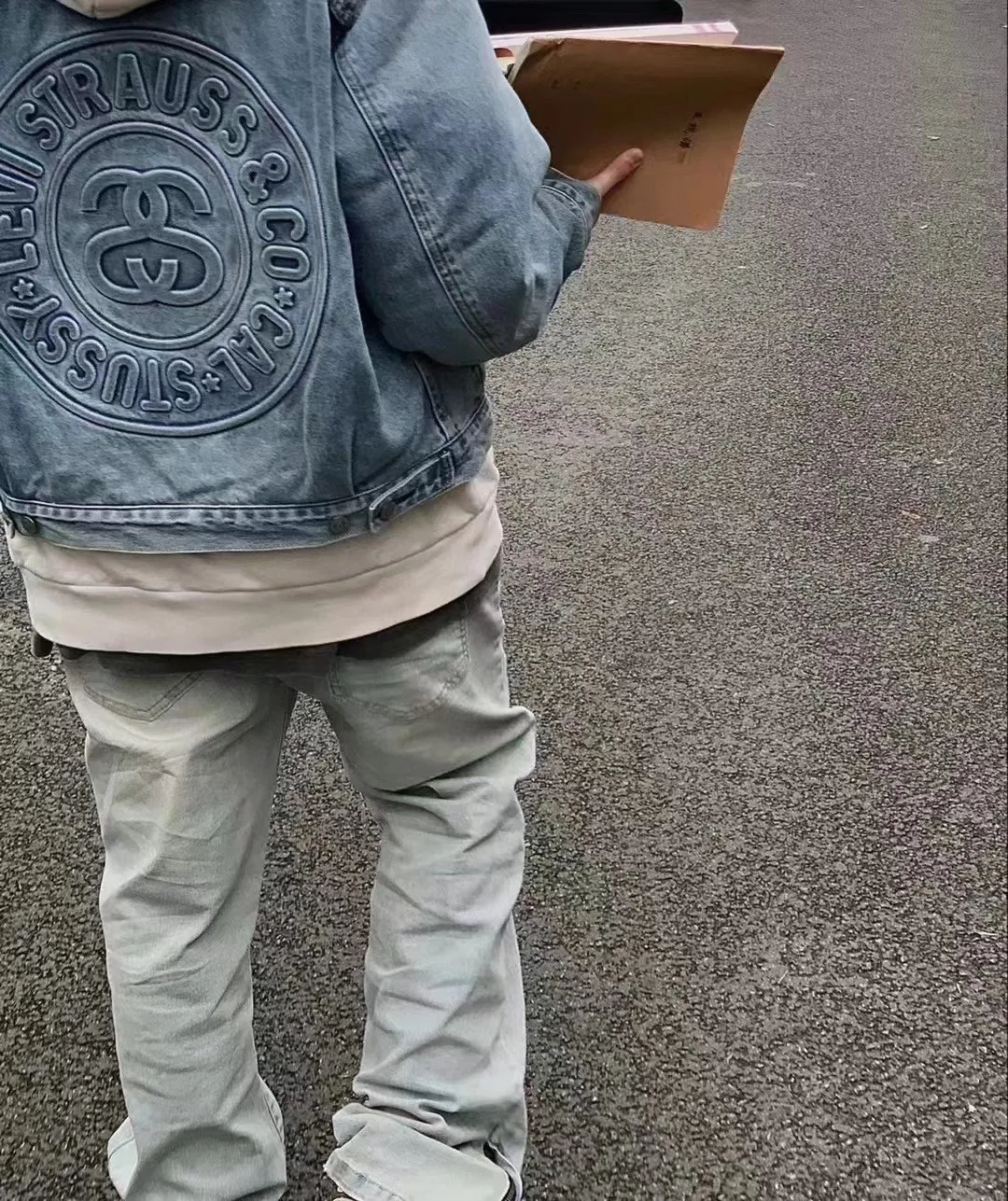 Stussy x Levi‘s 斯圖西&李維斯150週年浮雕牛仔雙面穿外套夾克 街頭鼻祖Stussy熱度不減持增美式工裝穿搭指南簡約復古每季單品都極具吸引力 整件衣服就像一件藝術工藝品,這次聯名的合作標識用壓印工藝附在後背處,是立體的~內裡用的是豎條紋薄一點的磨毛料子加上經典的斯圖西logo,,背後的浮雕質感非常好,整體修飾身材,肩膀線條,黑八內襯也是非常用心了,官方型錄還給出兩面穿的示範!