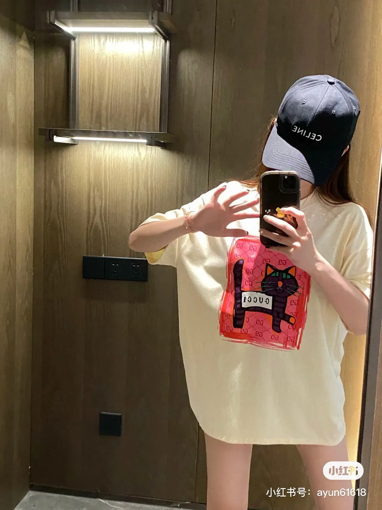 GUCCI / 古馳24SS新款小貓咪印花短袖T卹 採用百分百270克純棉面料,質感柔軟順滑 採用進口專機高溫熱固油墨絲網印花,看得到的立體層次,設計上則極其簡約,非常不錯 短袖特別建議入這款 運動 休閒 健身 旅遊 真的非常合適!