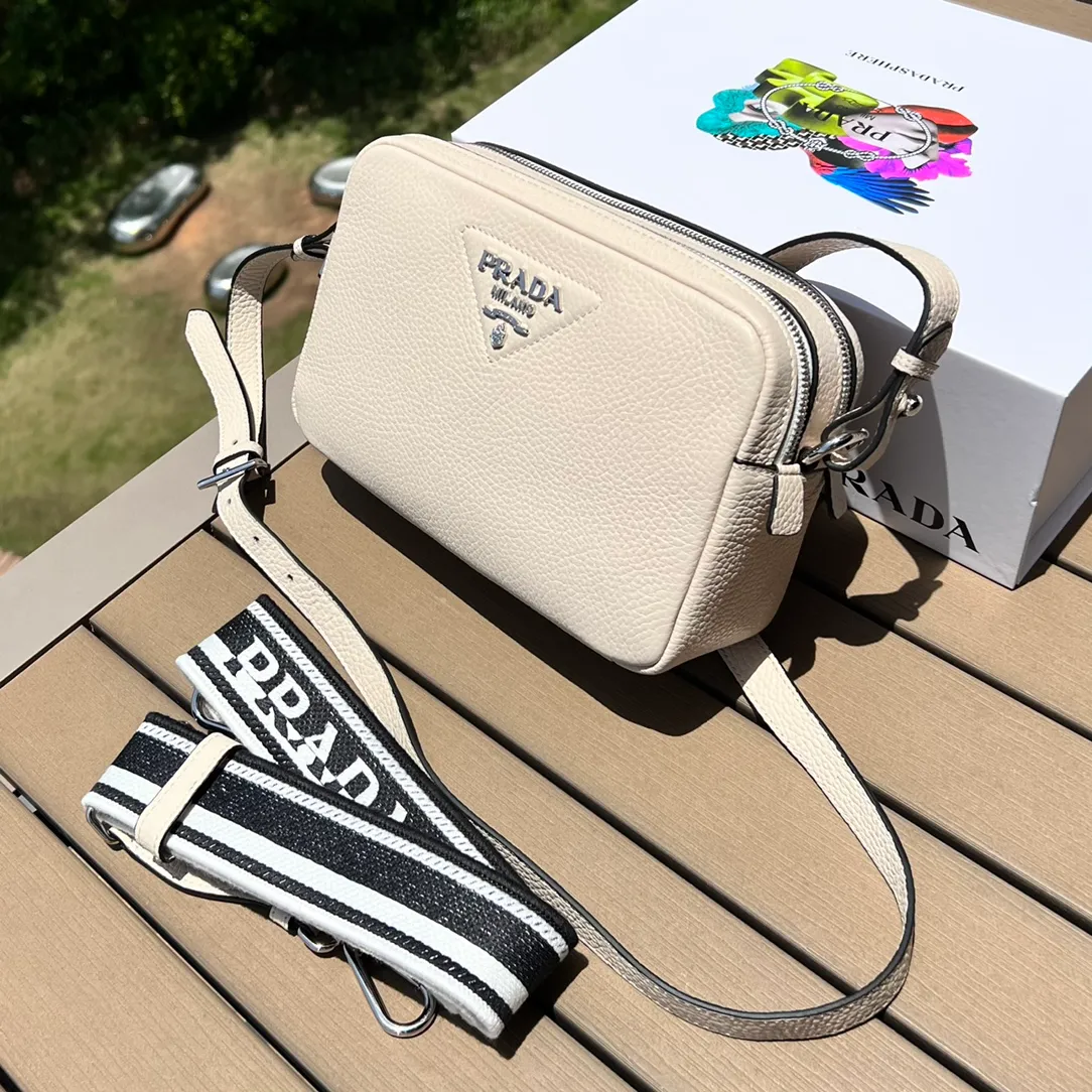 尺寸:22×14.5×8.5cm(581180898)PRADA渠道資源特供皮革相機包❗️Prada 相機包男女同款相機包實在太可愛了。