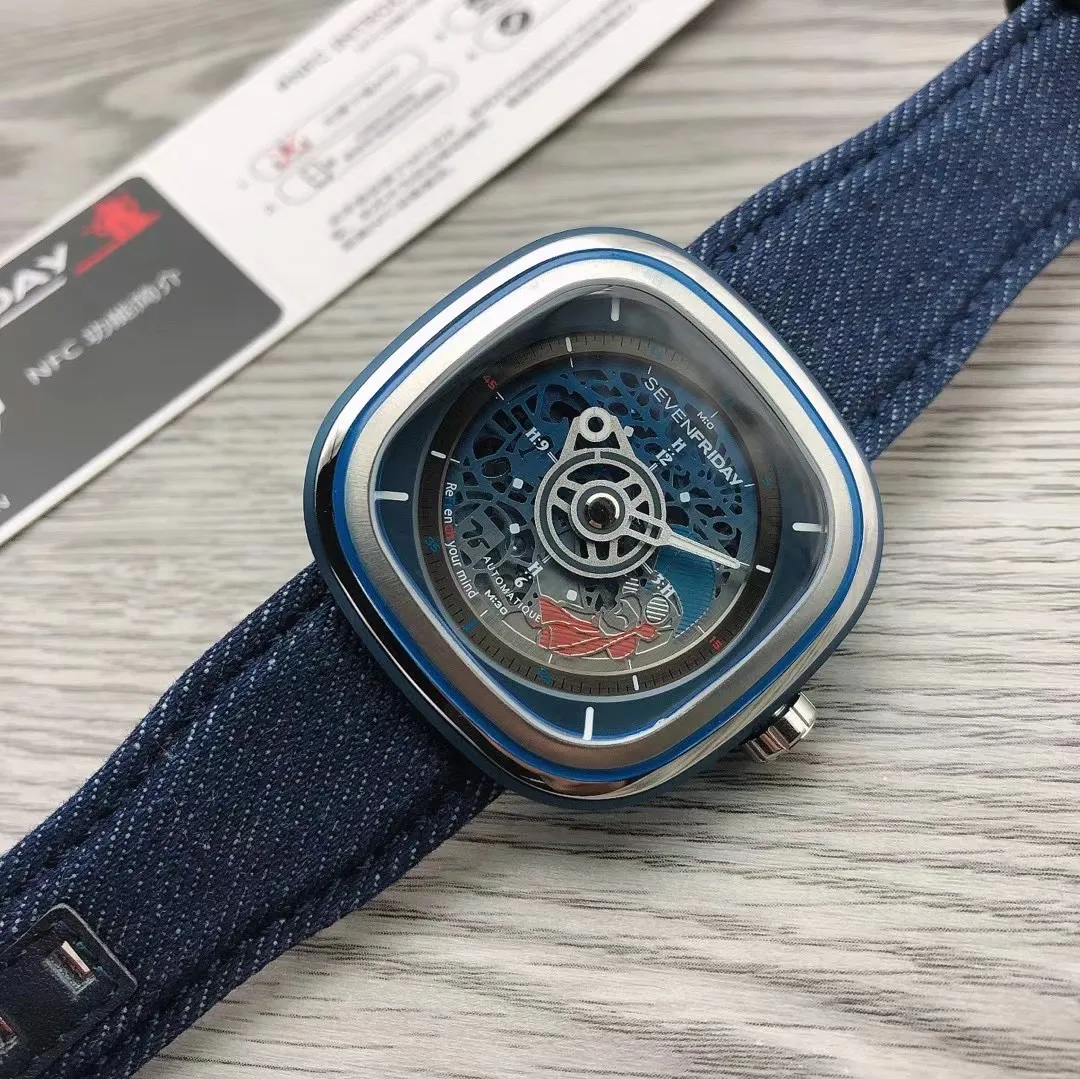 原單品質 七個星期五 新品上架 T1/01 COCORICO 限量版到貨🎮印像中，公雞並不是令人望而生畏的動物，但這只高盧公雞，卻已成為法式風格的象徵:社交發展、現 代性、法式格調、法式幽默，一切SEVENFRIDAY所崇倡的價值! 我們決定推出全新限量款式T1/01 Cocorico來體現SEVENFRIDAY精神，鏤空不對稱面盤設計靈感源 於新藝術(Art Nouveau)風格，搭配丹寧錶帶則因為丹寧源自法國，從Cocorico腕錶裡，🎮你能找到一 切法式細節之美。 