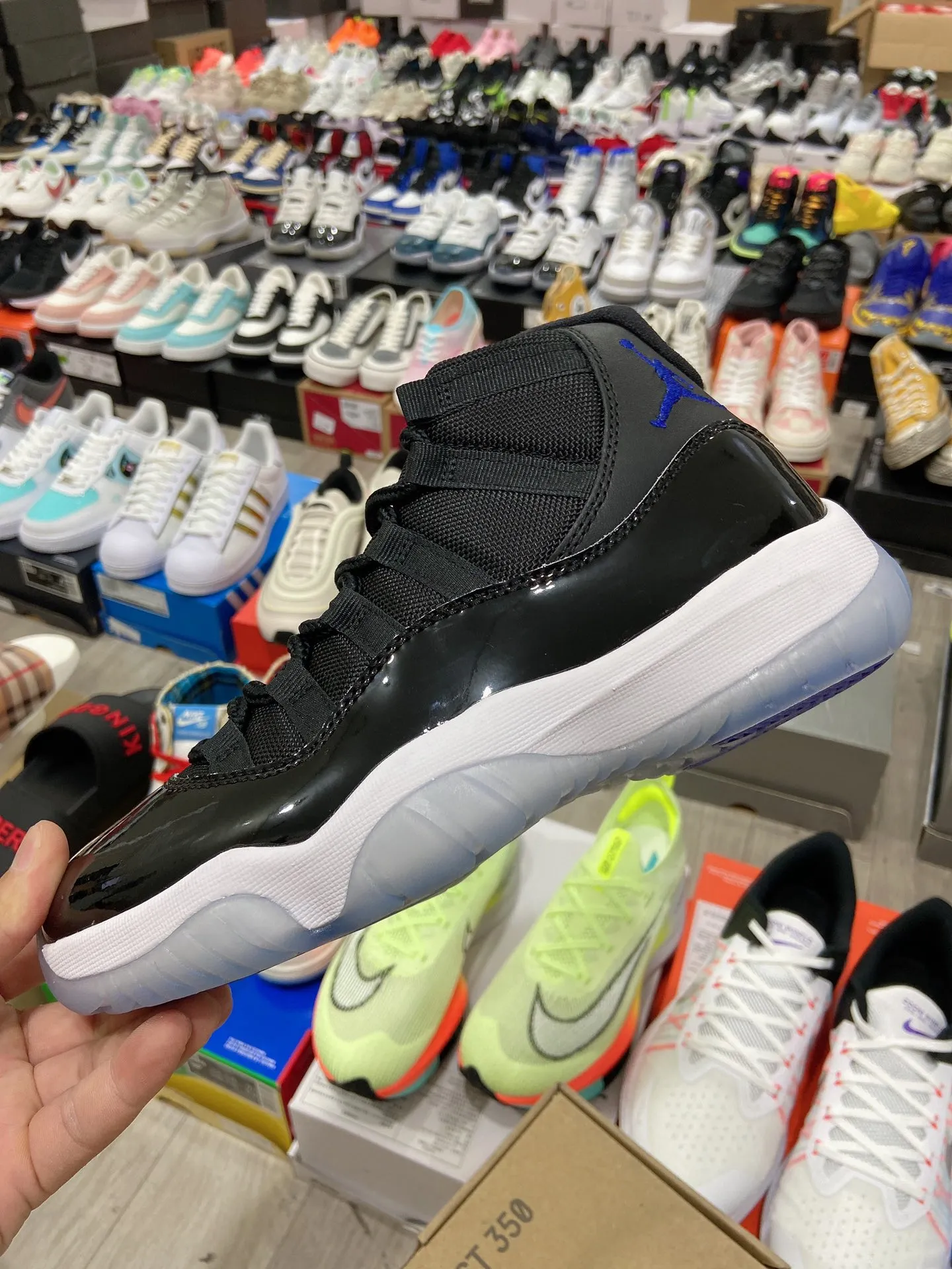 高版本真碳喬丹Air Jordan 11 高幫運動文化籃球鞋“AJ11 大魔王” 2020版大魔王回歸 今年年底是黑紅 Air Jordan 11 “Bred” 時隔 7 年之後的再度回歸。