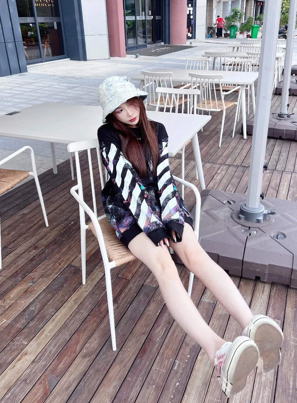 OFF WHITE CO VIRGIL 17ss 星空煙花潑墨箭頭圓領衛衣 定織定染420g毛圈全棉,棉質感強 ,成衣水洗預縮處理不掉色不縮水,一共8套網板,顏色都是套色撞出來的,膠印為熱固油墨,一對一數據對位,厚版凹凸手感,厚度上次調試13次,顏色上機調節12次定版,八個板分八次印一個顏色,加一個箭頭厚板印花,第一層印灰色,第二層印白色,第三層是黃色,第四層是綠色,第五層是藍色,第六層是紫色,第七層是橘色,最後一層是厚板,哪個步驟出錯都會全部作廢,全新水洗標輔料,後背的印花不知刷多少層了,冒著快印爛衣服的風險雕琢出這麼一款,不是訂製的面料真hold不住這麼折騰的,星空煙花效果錯落有致+ 層次感強,後背漆印大標誌,正宗刷子刷出的效果,凹凸感強用料一點不含糊,定制吊牌輔料,全部到位 Size:XS-L 編碼:CAL092662