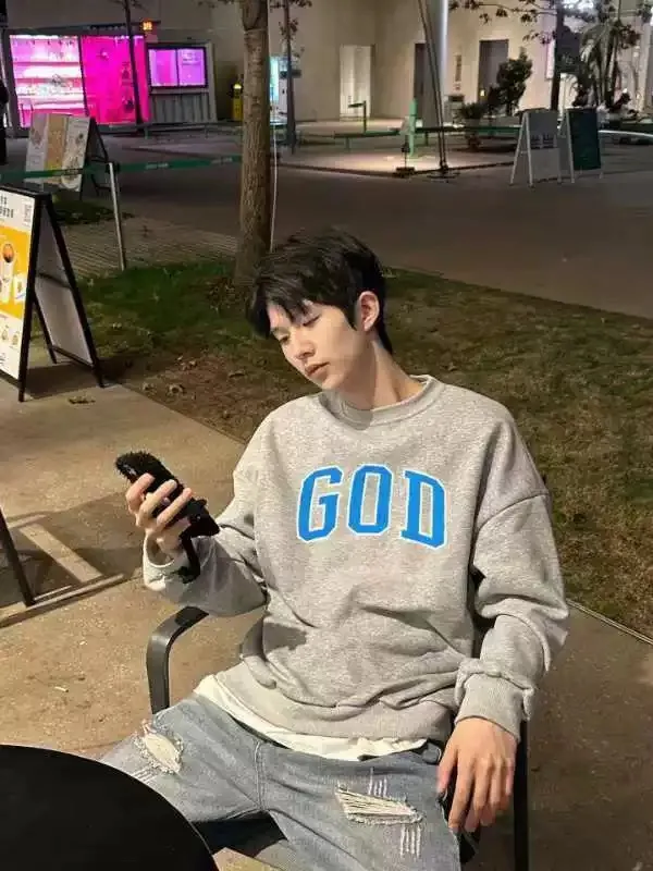 Fear of God FOG 24FW GOD字母圓領衛衣 成衣加絨款採用380g面料,不加絨款採用350g面料,螺紋採用420g雙紗1:1螺紋。